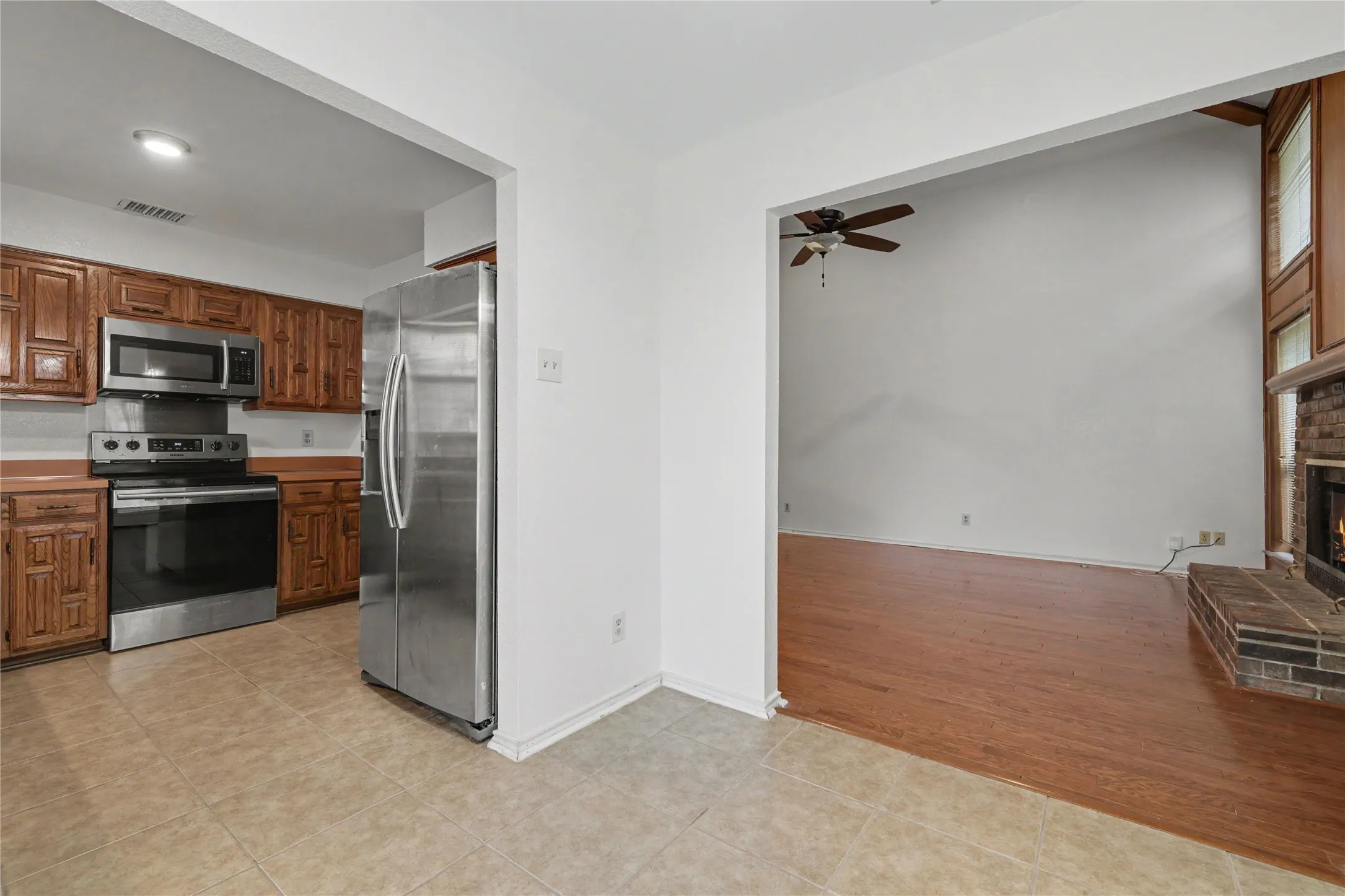 Single Family Residence For Sale in Dallas County , 569 Briarcliff Drive, Garland, Texas 75043, 3 Bedroom, 3 Bathroom, 2 Garage spaces, 1,707 Sqft, built in 1984, mls#21374691, Real Estate Agent in Garland, Homes For Sale in Dallas county, Homes For Sale in Garland, Realtor in Garland Texas, Real Estate Brokerage Independent Realty Texas, Luminita Cordes Realtor