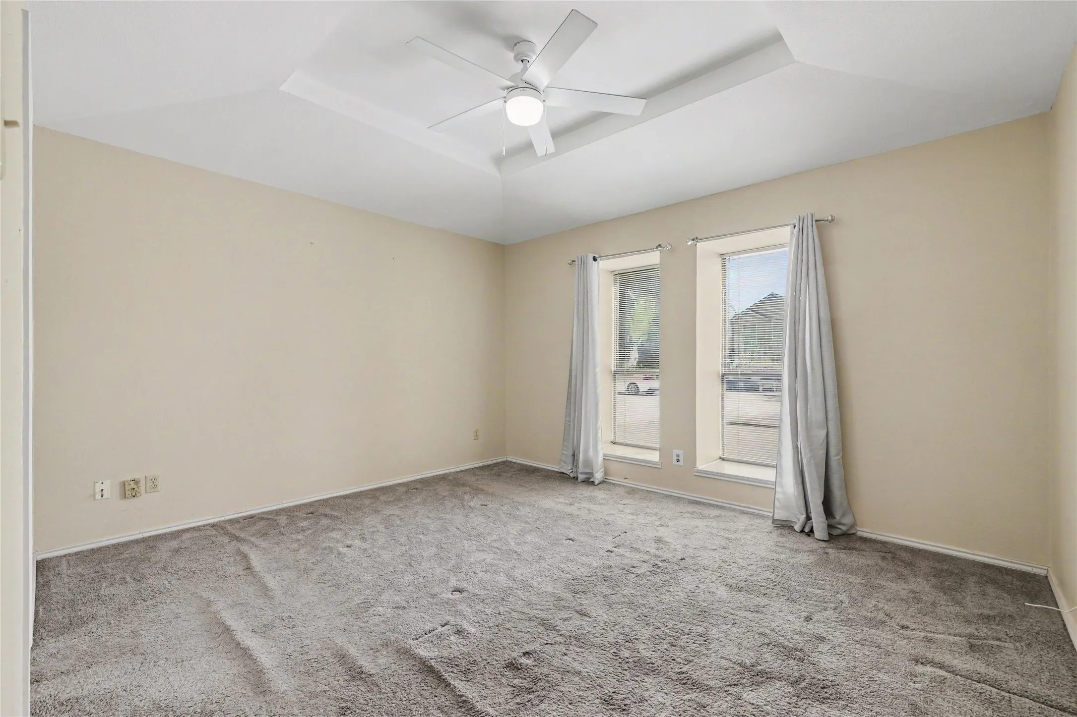 Single Family Residence For Sale in Dallas County , 569 Briarcliff Drive, Garland, Texas 75043, 3 Bedroom, 3 Bathroom, 2 Garage spaces, 1,707 Sqft, built in 1984, mls#21374691, Real Estate Agent in Garland, Homes For Sale in Dallas county, Homes For Sale in Garland, Realtor in Garland Texas, Real Estate Brokerage Independent Realty Texas, Luminita Cordes Realtor