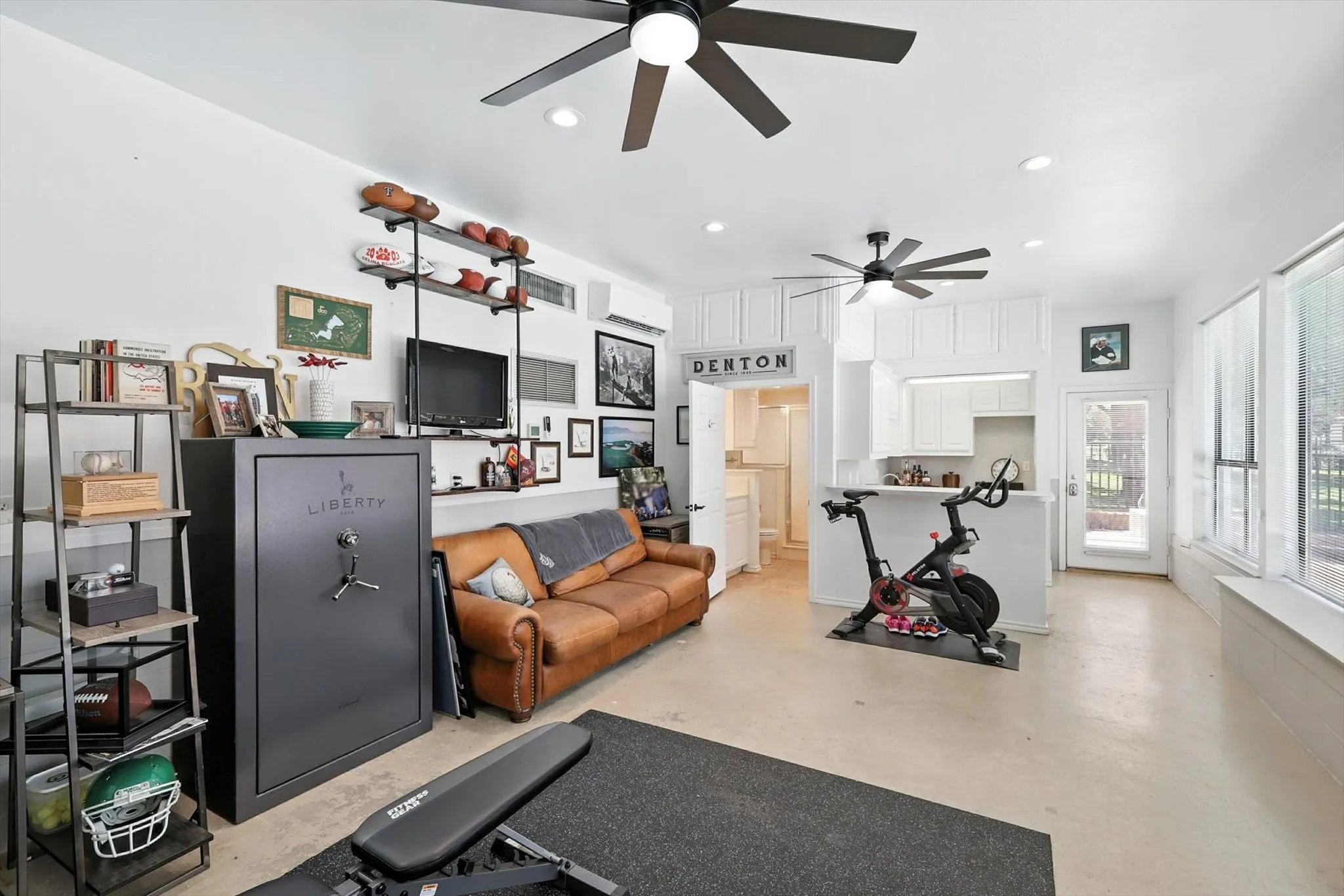Single Family Residence For Rent in Denton County , 3201 Carmel Street, Denton, Texas 76205, 5 Bedroom, 4 Bathroom, 2 Garage spaces, 3,645 Sqft, built in 1968, mls#21384992, Real Estate Agent in Denton, Homes For Rent in Denton county, Homes For Rent in Denton, Realtor in Denton Texas, Real Estate Brokerage Independent Realty Texas, Luminita Cordes Realtor