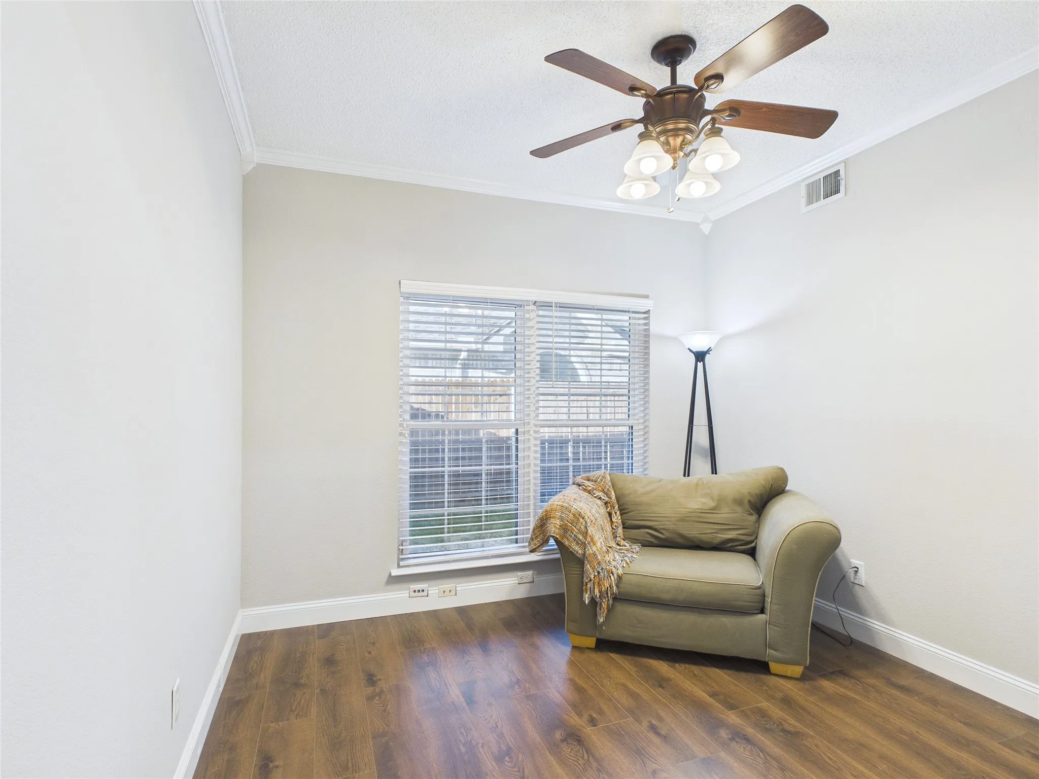 Single Family Residence For Sale in Tarrant County , 4503 Queenswood Drive, Grand Prairie, Texas 75052, 4 Bedroom, 3 Bathroom, 2 Garage spaces, 2,140 Sqft, built in 1991, mls#21378978, Real Estate Agent in Grand Prairie, Homes For Sale in Tarrant county, Homes For Sale in Grand Prairie, Realtor in Grand Prairie Texas, Real Estate Brokerage Independent Realty Texas, Luminita Cordes Realtor