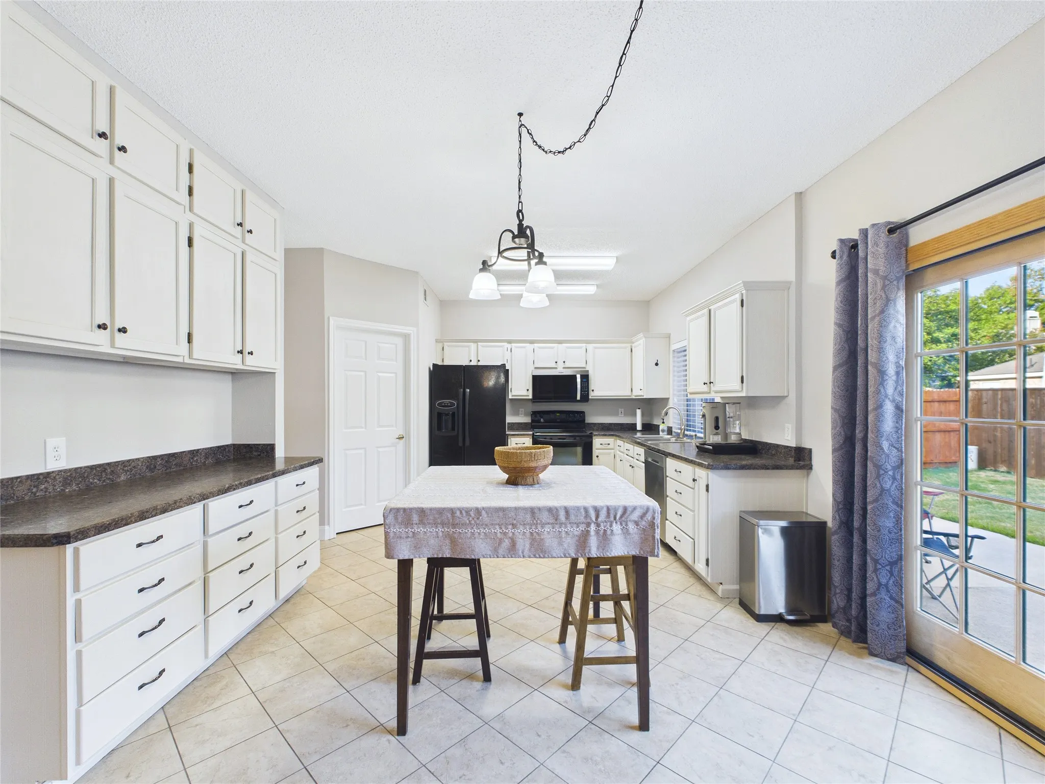 Single Family Residence For Sale in Tarrant County , 4503 Queenswood Drive, Grand Prairie, Texas 75052, 4 Bedroom, 3 Bathroom, 2 Garage spaces, 2,140 Sqft, built in 1991, mls#21378978, Real Estate Agent in Grand Prairie, Homes For Sale in Tarrant county, Homes For Sale in Grand Prairie, Realtor in Grand Prairie Texas, Real Estate Brokerage Independent Realty Texas, Luminita Cordes Realtor