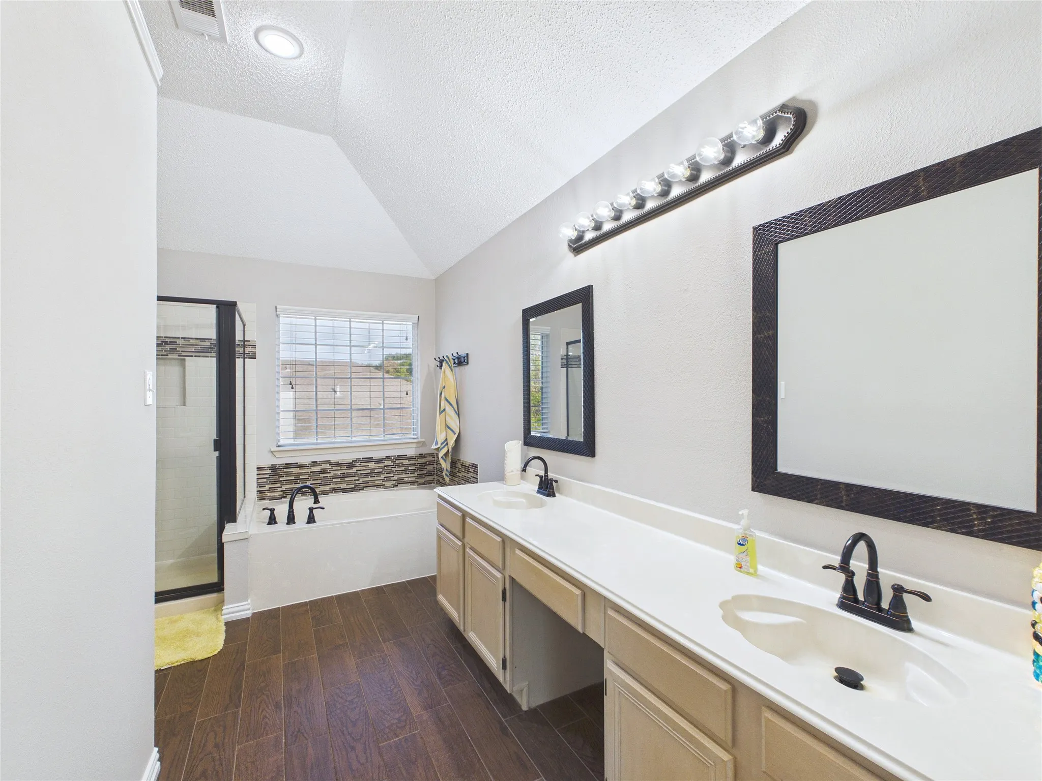 Single Family Residence For Sale in Tarrant County , 4503 Queenswood Drive, Grand Prairie, Texas 75052, 4 Bedroom, 3 Bathroom, 2 Garage spaces, 2,140 Sqft, built in 1991, mls#21378978, Real Estate Agent in Grand Prairie, Homes For Sale in Tarrant county, Homes For Sale in Grand Prairie, Realtor in Grand Prairie Texas, Real Estate Brokerage Independent Realty Texas, Luminita Cordes Realtor