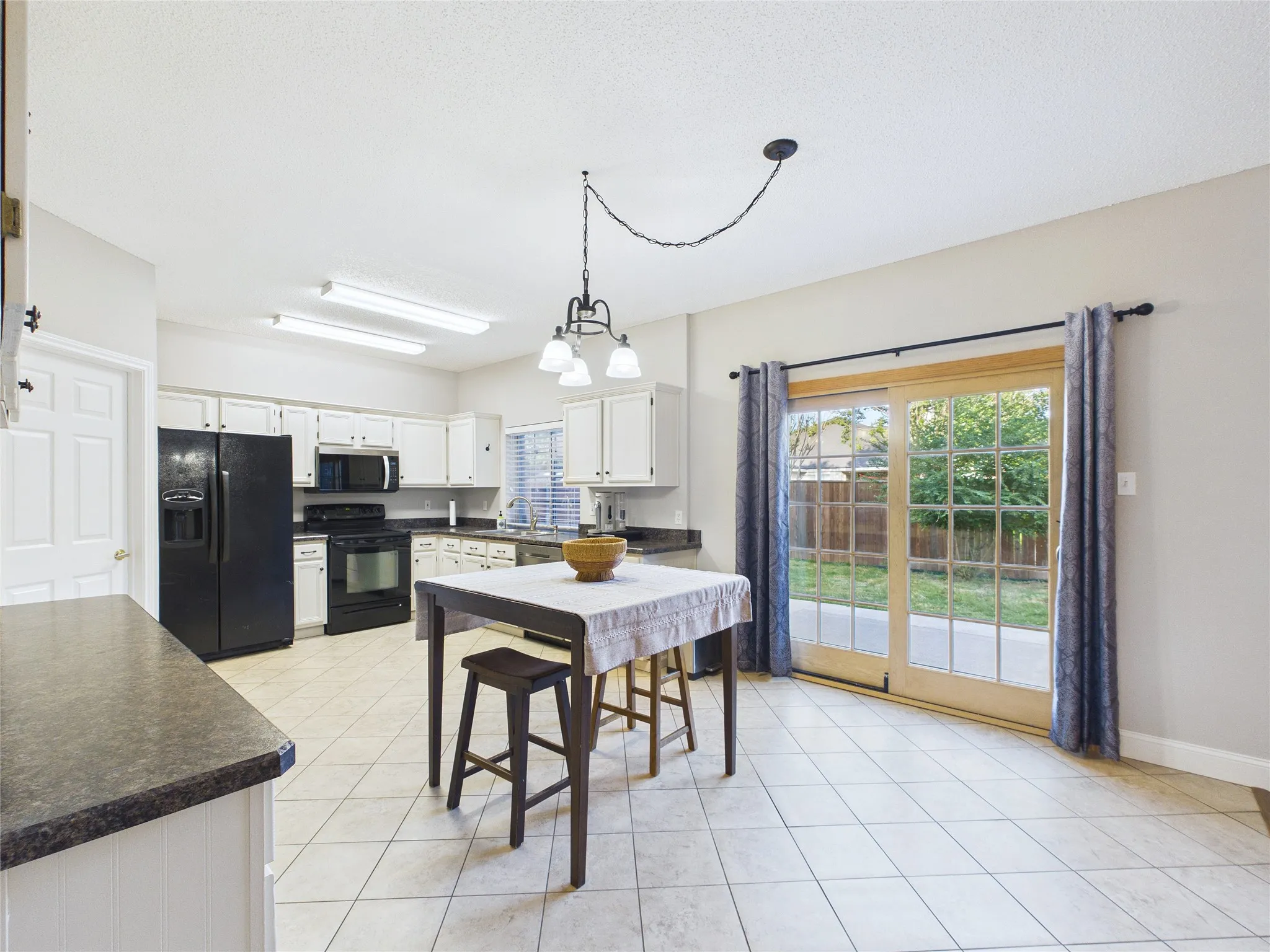 Single Family Residence For Sale in Tarrant County , 4503 Queenswood Drive, Grand Prairie, Texas 75052, 4 Bedroom, 3 Bathroom, 2 Garage spaces, 2,140 Sqft, built in 1991, mls#21378978, Real Estate Agent in Grand Prairie, Homes For Sale in Tarrant county, Homes For Sale in Grand Prairie, Realtor in Grand Prairie Texas, Real Estate Brokerage Independent Realty Texas, Luminita Cordes Realtor