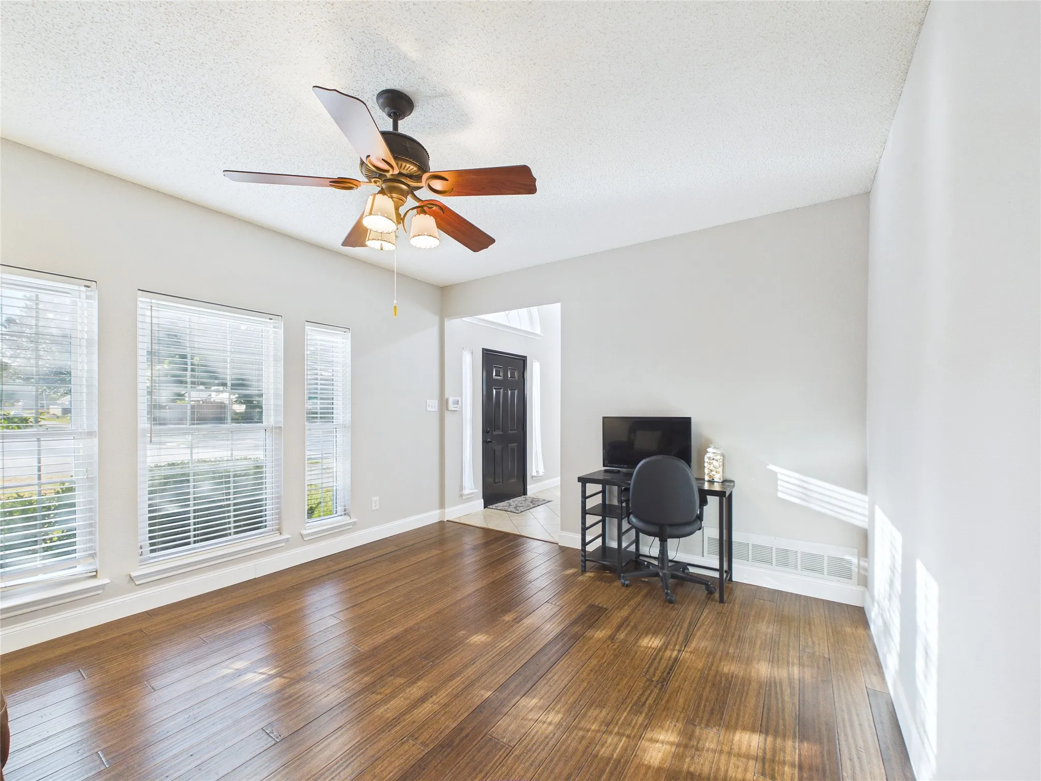 Single Family Residence For Sale in Tarrant County , 4503 Queenswood Drive, Grand Prairie, Texas 75052, 4 Bedroom, 3 Bathroom, 2 Garage spaces, 2,140 Sqft, built in 1991, mls#21378978, Real Estate Agent in Grand Prairie, Homes For Sale in Tarrant county, Homes For Sale in Grand Prairie, Realtor in Grand Prairie Texas, Real Estate Brokerage Independent Realty Texas, Luminita Cordes Realtor