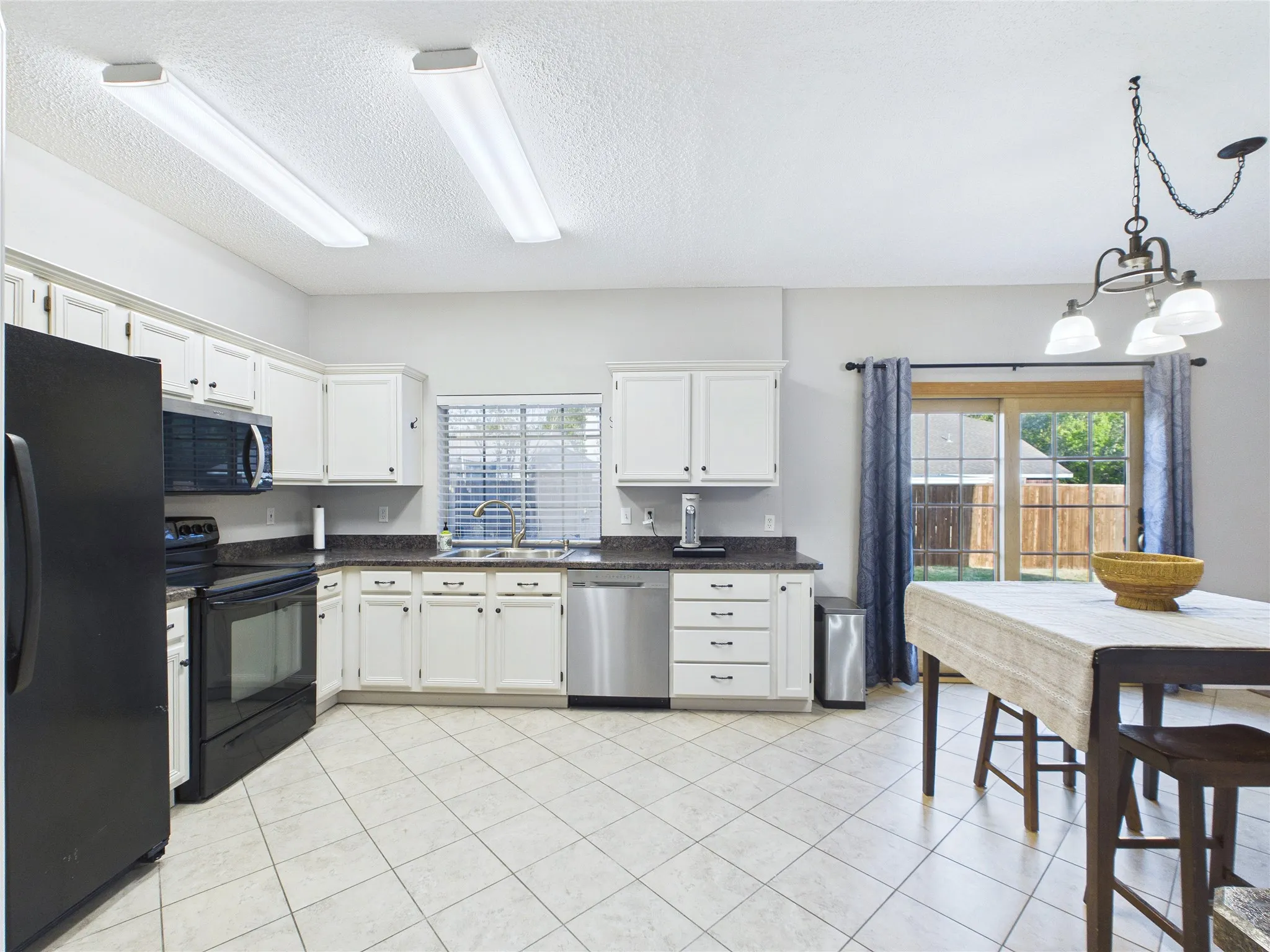 Single Family Residence For Sale in Tarrant County , 4503 Queenswood Drive, Grand Prairie, Texas 75052, 4 Bedroom, 3 Bathroom, 2 Garage spaces, 2,140 Sqft, built in 1991, mls#21378978, Real Estate Agent in Grand Prairie, Homes For Sale in Tarrant county, Homes For Sale in Grand Prairie, Realtor in Grand Prairie Texas, Real Estate Brokerage Independent Realty Texas, Luminita Cordes Realtor