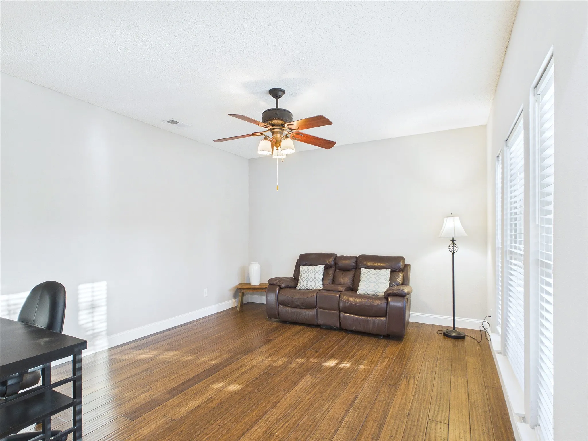 Single Family Residence For Sale in Tarrant County , 4503 Queenswood Drive, Grand Prairie, Texas 75052, 4 Bedroom, 3 Bathroom, 2 Garage spaces, 2,140 Sqft, built in 1991, mls#21378978, Real Estate Agent in Grand Prairie, Homes For Sale in Tarrant county, Homes For Sale in Grand Prairie, Realtor in Grand Prairie Texas, Real Estate Brokerage Independent Realty Texas, Luminita Cordes Realtor