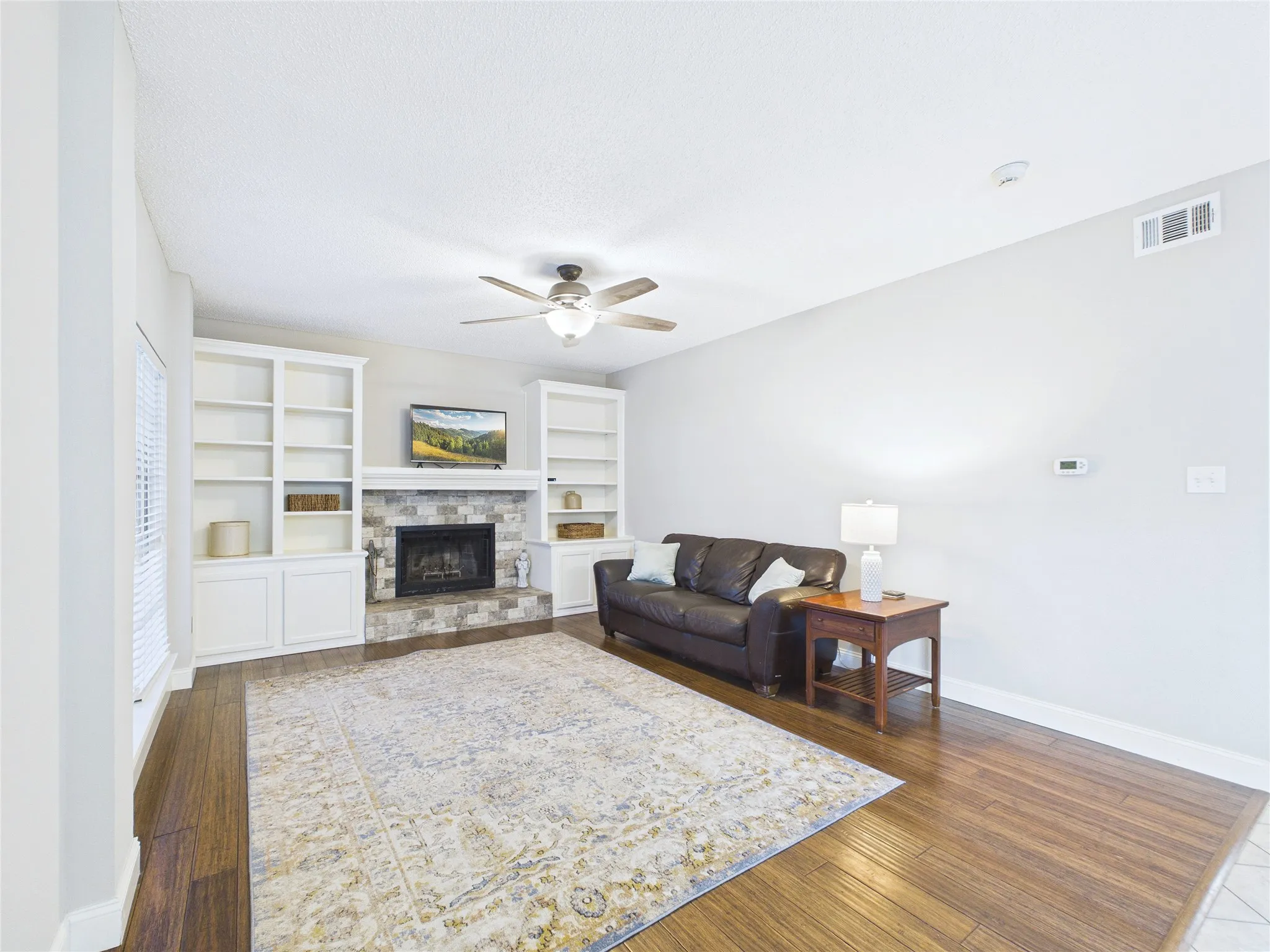 Single Family Residence For Sale in Tarrant County , 4503 Queenswood Drive, Grand Prairie, Texas 75052, 4 Bedroom, 3 Bathroom, 2 Garage spaces, 2,140 Sqft, built in 1991, mls#21378978, Real Estate Agent in Grand Prairie, Homes For Sale in Tarrant county, Homes For Sale in Grand Prairie, Realtor in Grand Prairie Texas, Real Estate Brokerage Independent Realty Texas, Luminita Cordes Realtor