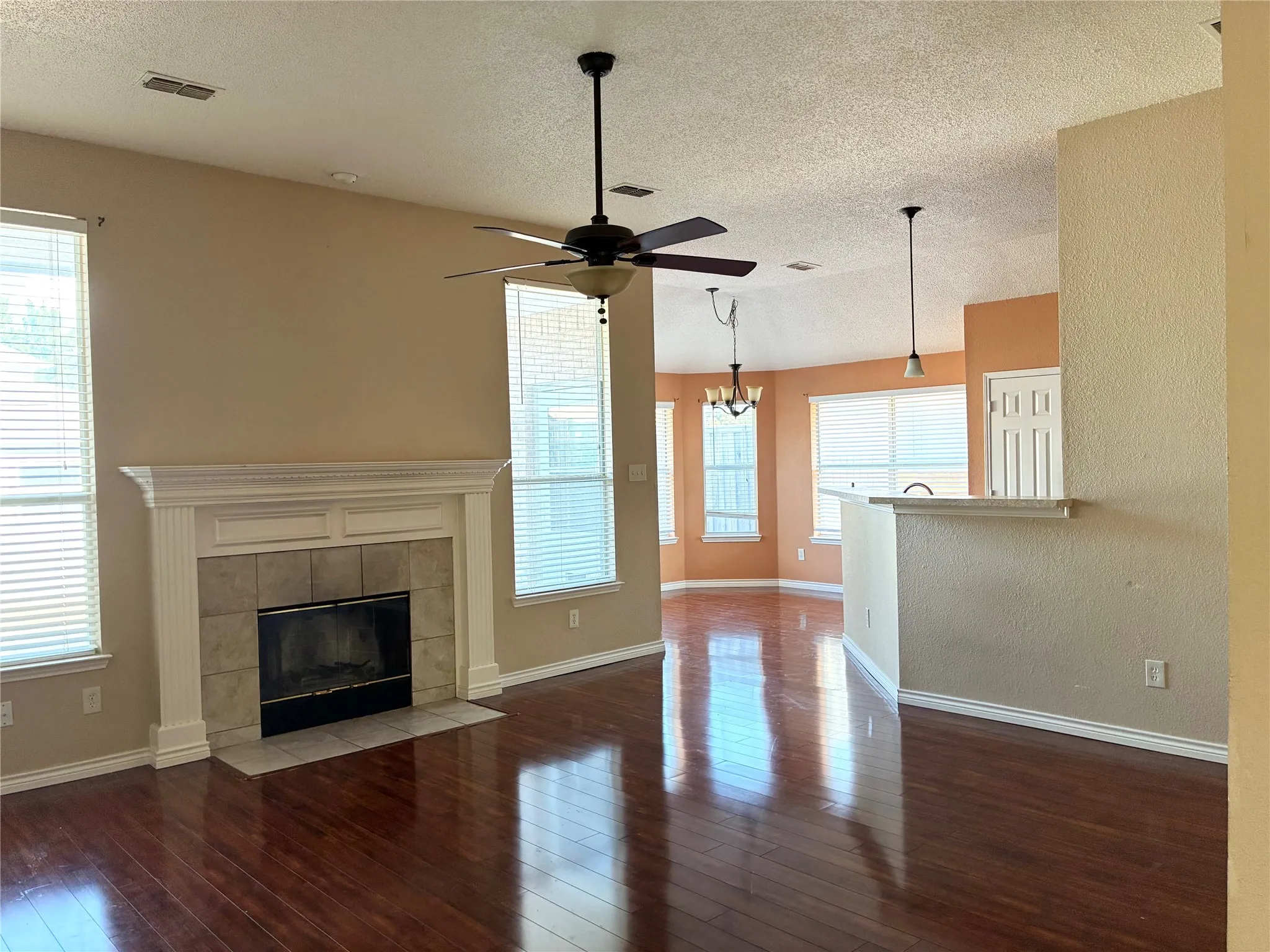 Single Family Residence For Rent in Collin County , 807 Aylesbury Drive, Allen, Texas 75002, 3 Bedroom, 2 Bathroom, 2 Garage spaces, 1,531 Sqft, built in 1996, mls#21374689, Real Estate Agent in Allen, Homes For Rent in Collin county, Homes For Rent in Allen, Realtor in Allen Texas, Real Estate Brokerage Independent Realty Texas, Luminita Cordes Realtor