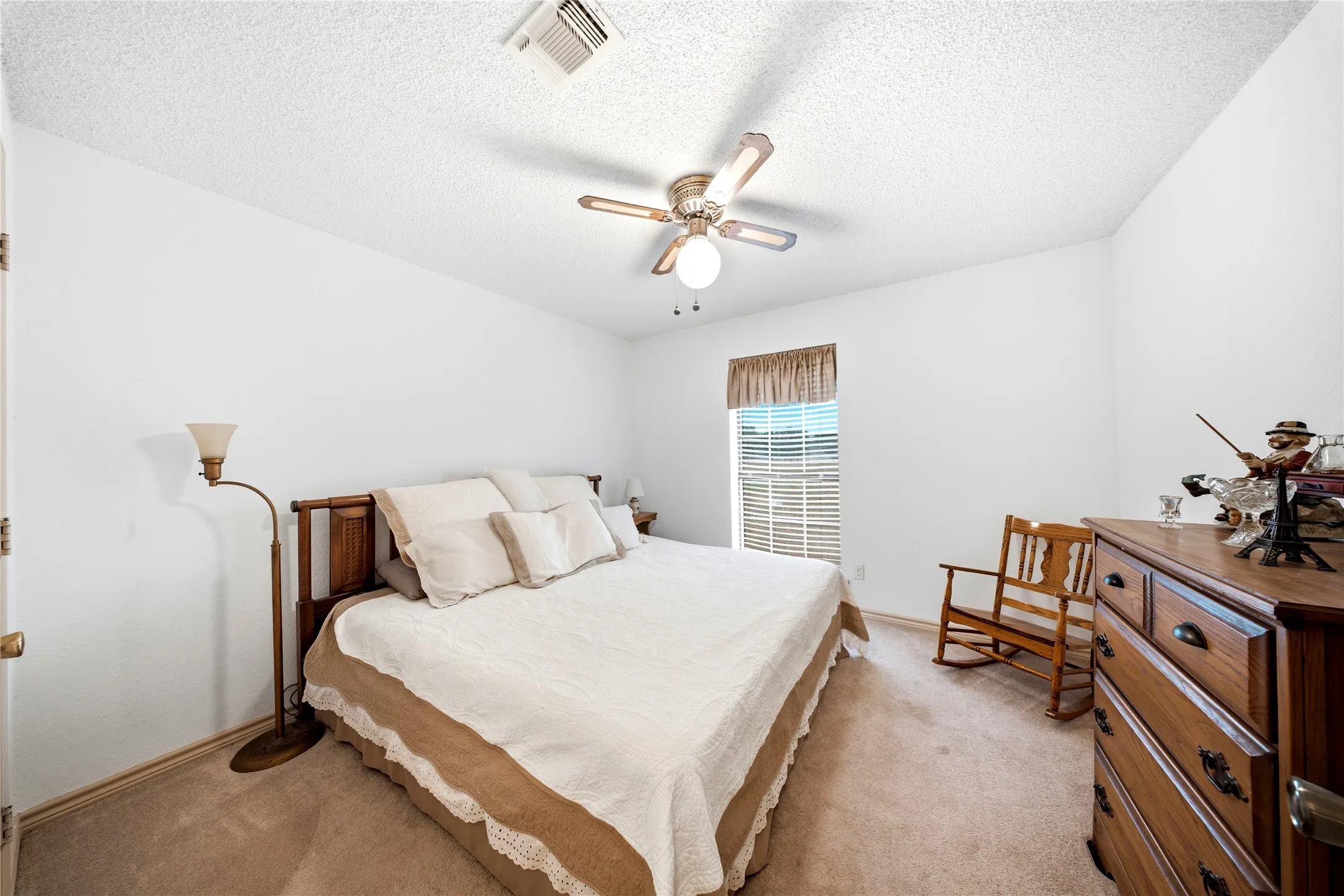 Single Family Residence For Sale in Grayson County , 6411 W Line Road, Collinsville, Texas 76240, 4 Bedroom, 2 Bathroom, 2 Garage spaces, 2,104 Sqft, built in 1986, mls#21381674, Real Estate Agent in Collinsville, Homes For Sale in Grayson county, Homes For Sale in Collinsville, Realtor in Collinsville Texas, Real Estate Brokerage Independent Realty Texas, Luminita Cordes Realtor