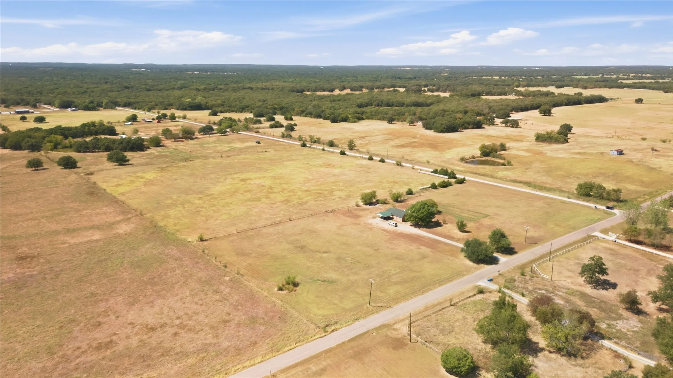 Single Family Residence For Sale in Grayson County , 6411 W Line Road, Collinsville, Texas 76240, 4 Bedroom, 2 Bathroom, 2 Garage spaces, 2,104 Sqft, built in 1986, mls#21381674, Real Estate Agent in Collinsville, Homes For Sale in Grayson county, Homes For Sale in Collinsville, Realtor in Collinsville Texas, Real Estate Brokerage Independent Realty Texas, Luminita Cordes Realtor