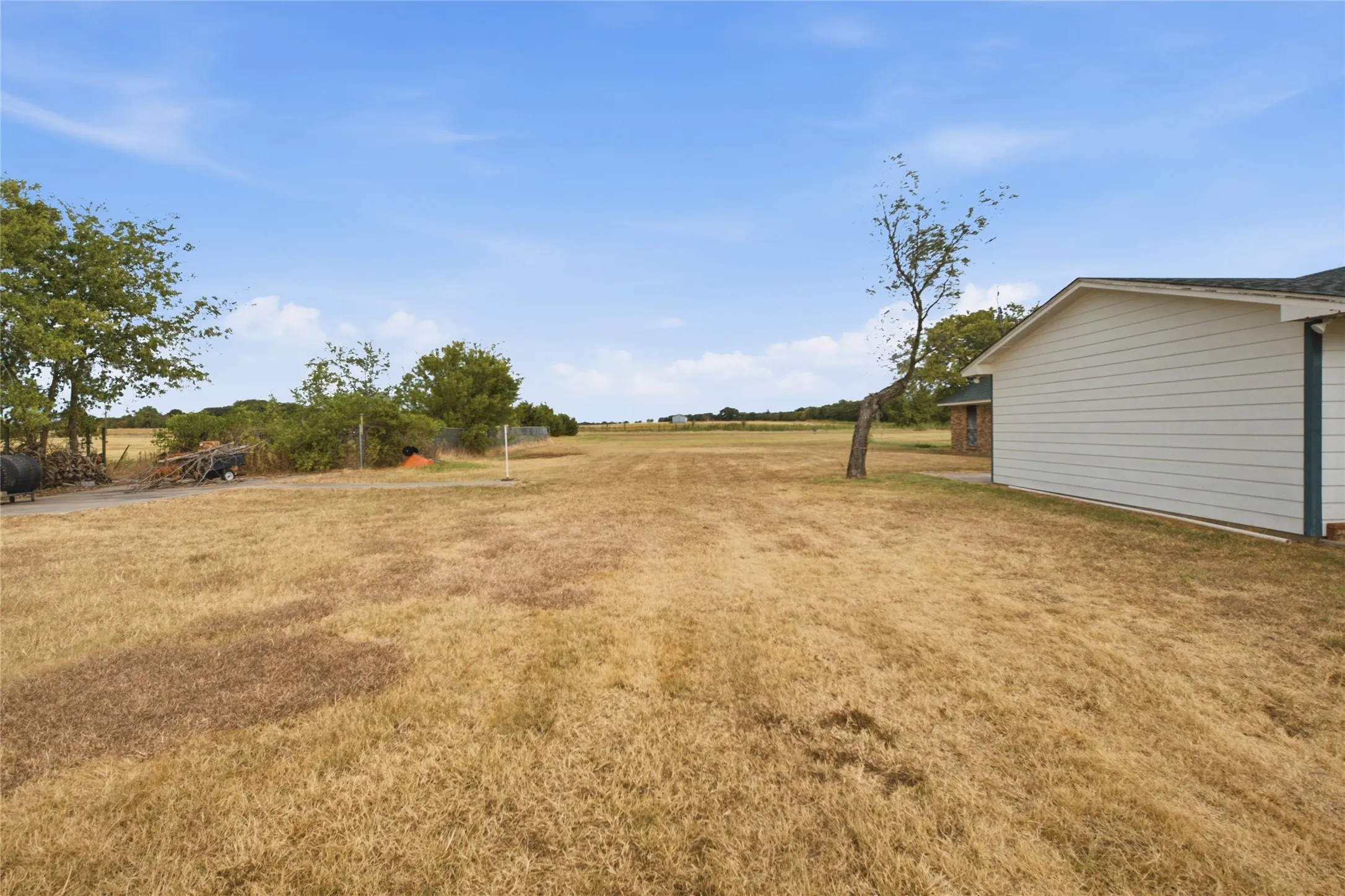 Single Family Residence For Sale in Grayson County , 6411 W Line Road, Collinsville, Texas 76240, 4 Bedroom, 2 Bathroom, 2 Garage spaces, 2,104 Sqft, built in 1986, mls#21381674, Real Estate Agent in Collinsville, Homes For Sale in Grayson county, Homes For Sale in Collinsville, Realtor in Collinsville Texas, Real Estate Brokerage Independent Realty Texas, Luminita Cordes Realtor
