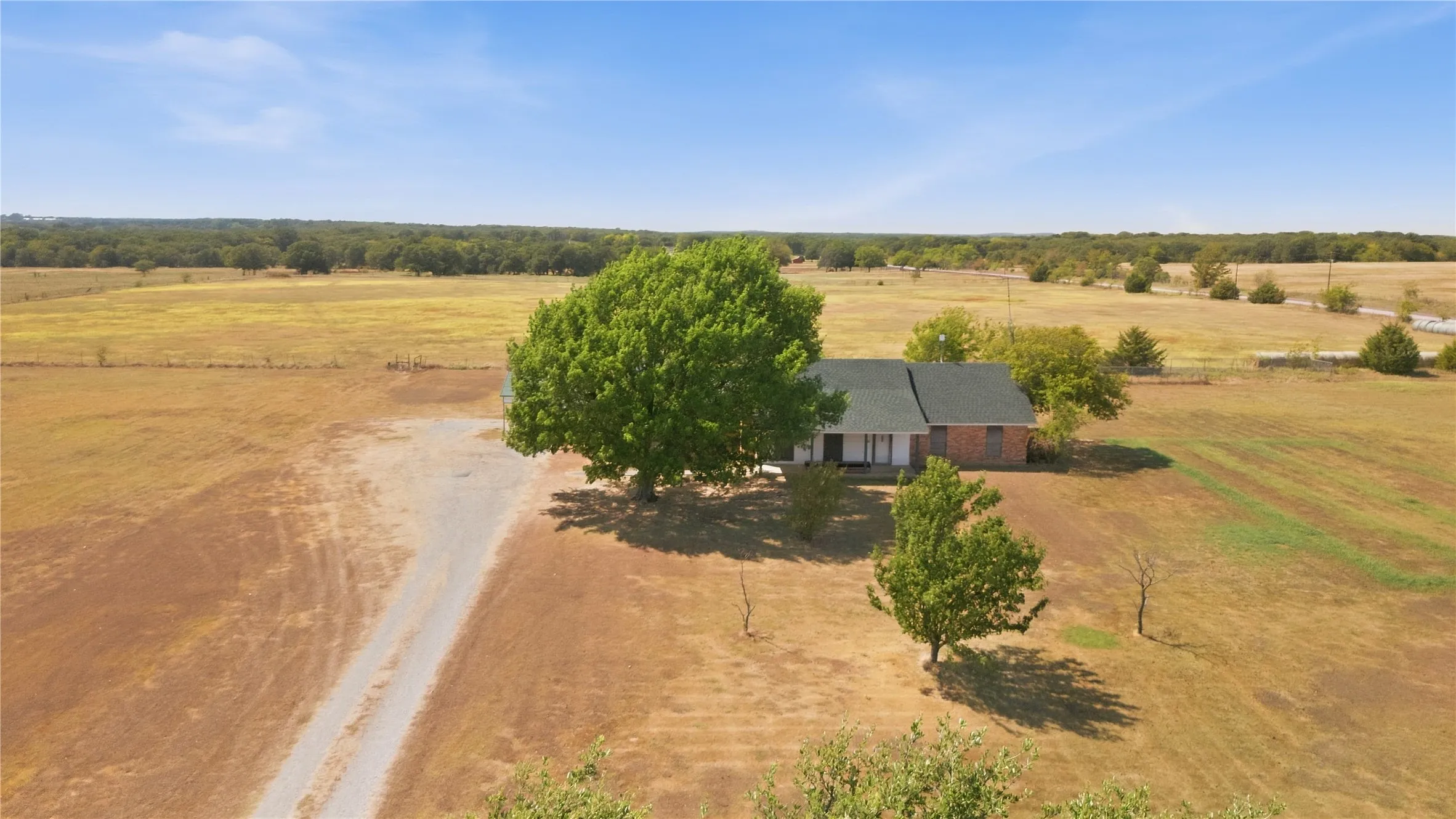 Single Family Residence For Sale in Grayson County , 6411 W Line Road, Collinsville, Texas 76240, 4 Bedroom, 2 Bathroom, 2 Garage spaces, 2,104 Sqft, built in 1986, mls#21381674, Real Estate Agent in Collinsville, Homes For Sale in Grayson county, Homes For Sale in Collinsville, Realtor in Collinsville Texas, Real Estate Brokerage Independent Realty Texas, Luminita Cordes Realtor
