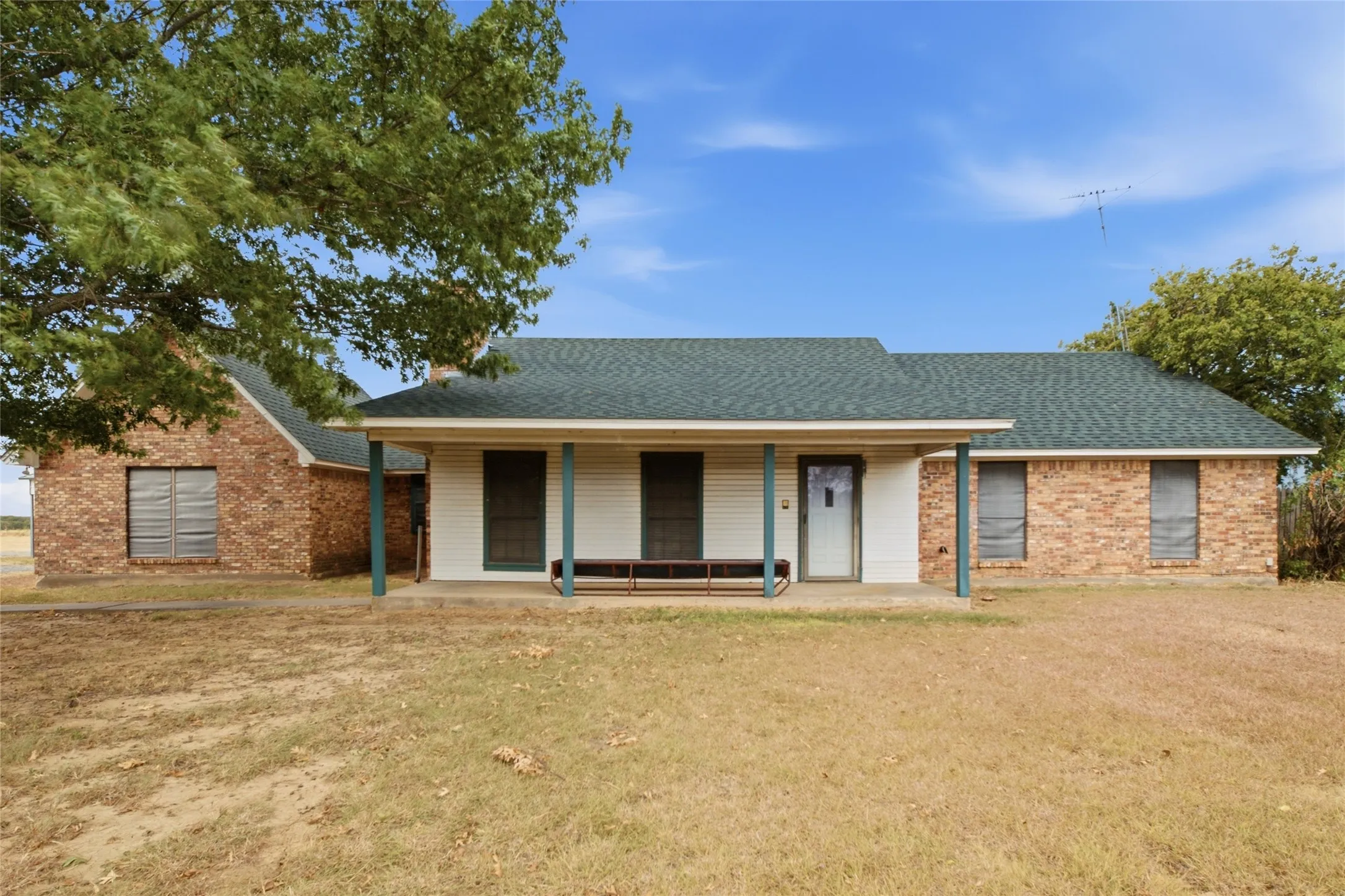 Single Family Residence For Sale in Grayson County , 6411 W Line Road, Collinsville, Texas 76240, 4 Bedroom, 2 Bathroom, 2 Garage spaces, 2,104 Sqft, built in 1986, mls#21381674, Real Estate Agent in Collinsville, Homes For Sale in Grayson county, Homes For Sale in Collinsville, Realtor in Collinsville Texas, Real Estate Brokerage Independent Realty Texas, Luminita Cordes Realtor