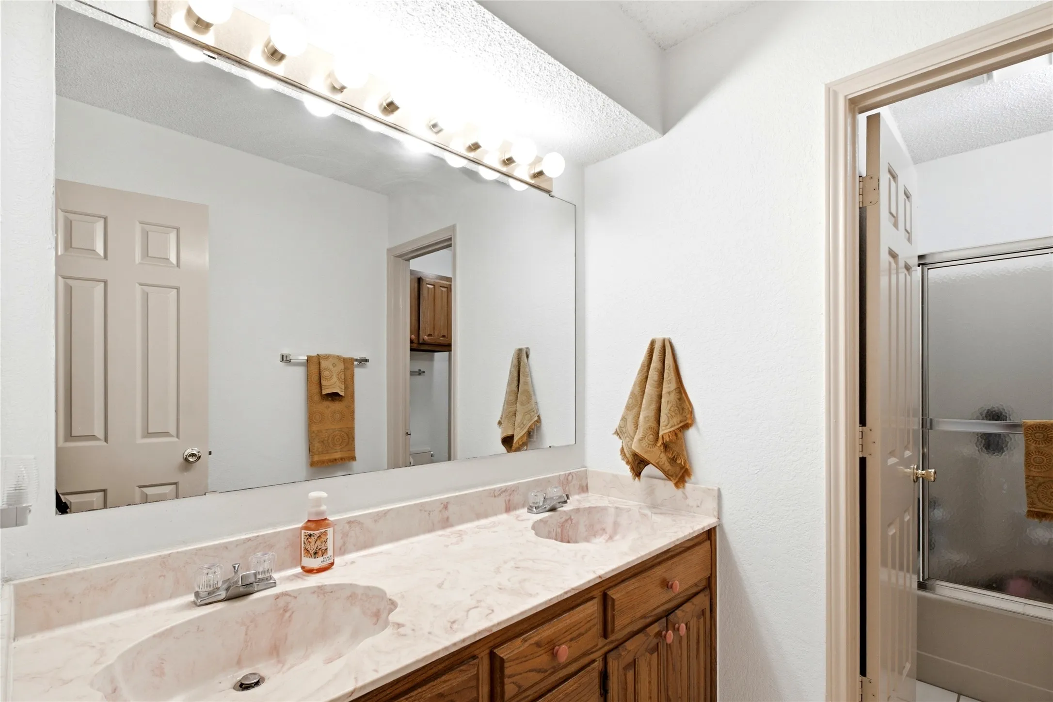 Single Family Residence For Sale in Grayson County , 6411 W Line Road, Collinsville, Texas 76240, 4 Bedroom, 2 Bathroom, 2 Garage spaces, 2,104 Sqft, built in 1986, mls#21381674, Real Estate Agent in Collinsville, Homes For Sale in Grayson county, Homes For Sale in Collinsville, Realtor in Collinsville Texas, Real Estate Brokerage Independent Realty Texas, Luminita Cordes Realtor
