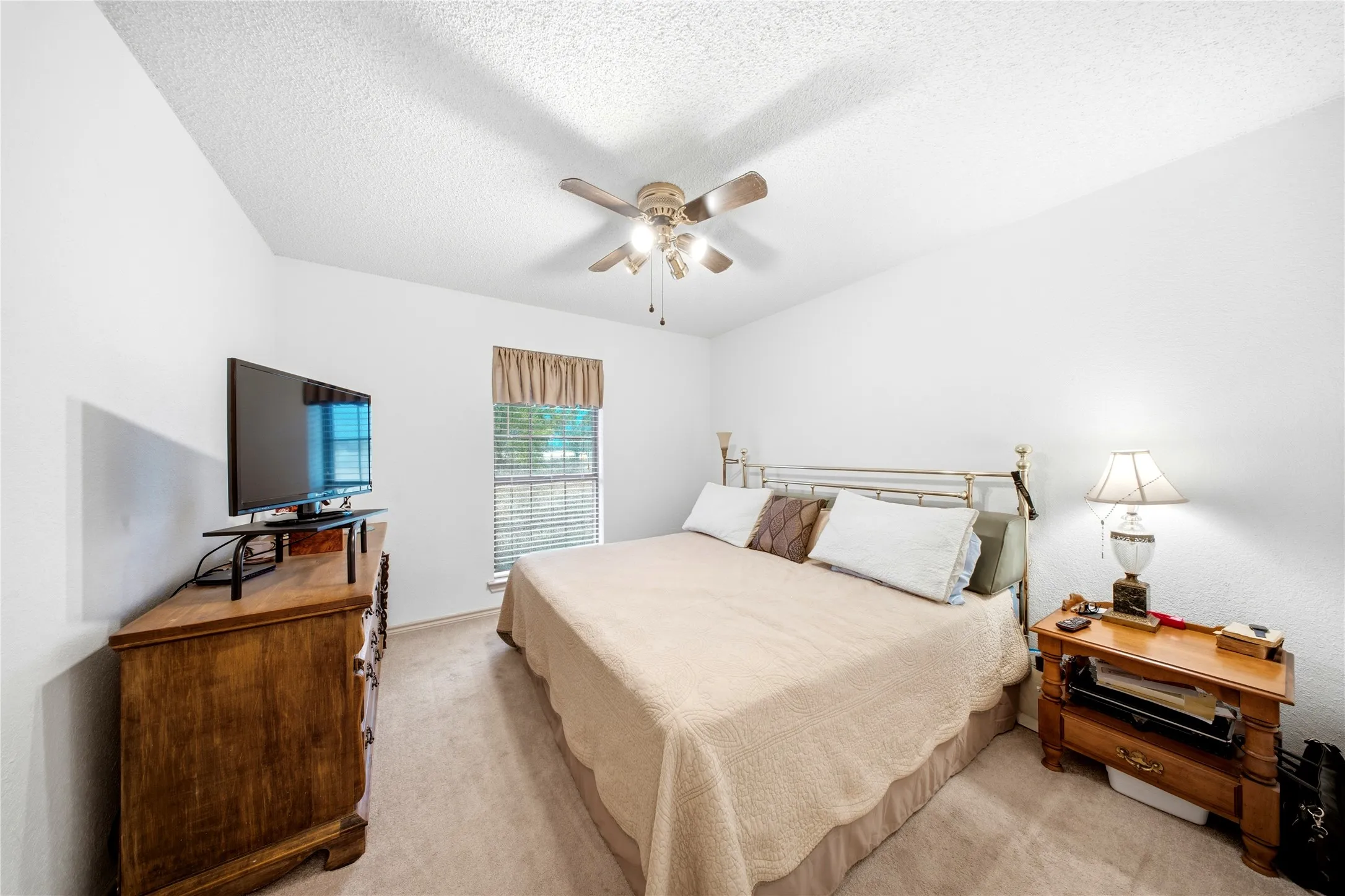 Single Family Residence For Sale in Grayson County , 6411 W Line Road, Collinsville, Texas 76240, 4 Bedroom, 2 Bathroom, 2 Garage spaces, 2,104 Sqft, built in 1986, mls#21381674, Real Estate Agent in Collinsville, Homes For Sale in Grayson county, Homes For Sale in Collinsville, Realtor in Collinsville Texas, Real Estate Brokerage Independent Realty Texas, Luminita Cordes Realtor