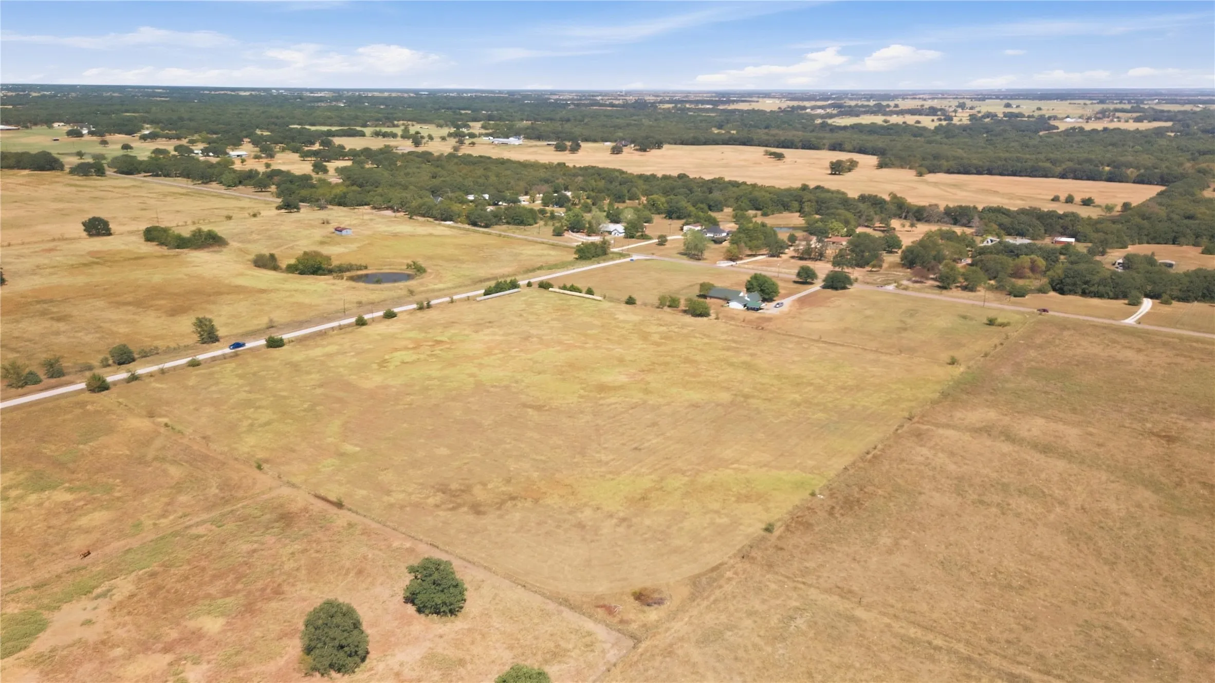 Single Family Residence For Sale in Grayson County , 6411 W Line Road, Collinsville, Texas 76240, 4 Bedroom, 2 Bathroom, 2 Garage spaces, 2,104 Sqft, built in 1986, mls#21381674, Real Estate Agent in Collinsville, Homes For Sale in Grayson county, Homes For Sale in Collinsville, Realtor in Collinsville Texas, Real Estate Brokerage Independent Realty Texas, Luminita Cordes Realtor