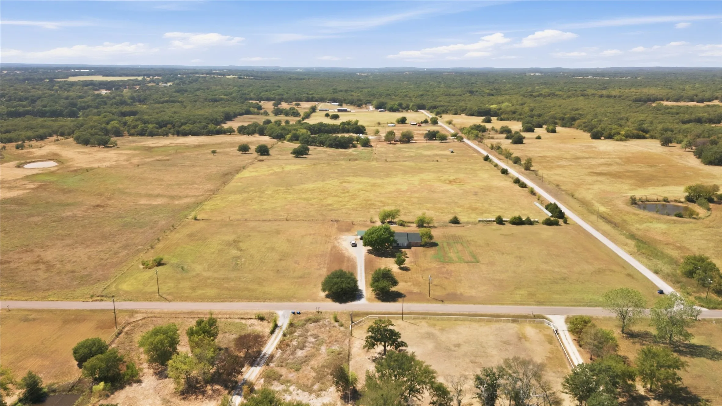 Single Family Residence For Sale in Grayson County , 6411 W Line Road, Collinsville, Texas 76240, 4 Bedroom, 2 Bathroom, 2 Garage spaces, 2,104 Sqft, built in 1986, mls#21381674, Real Estate Agent in Collinsville, Homes For Sale in Grayson county, Homes For Sale in Collinsville, Realtor in Collinsville Texas, Real Estate Brokerage Independent Realty Texas, Luminita Cordes Realtor