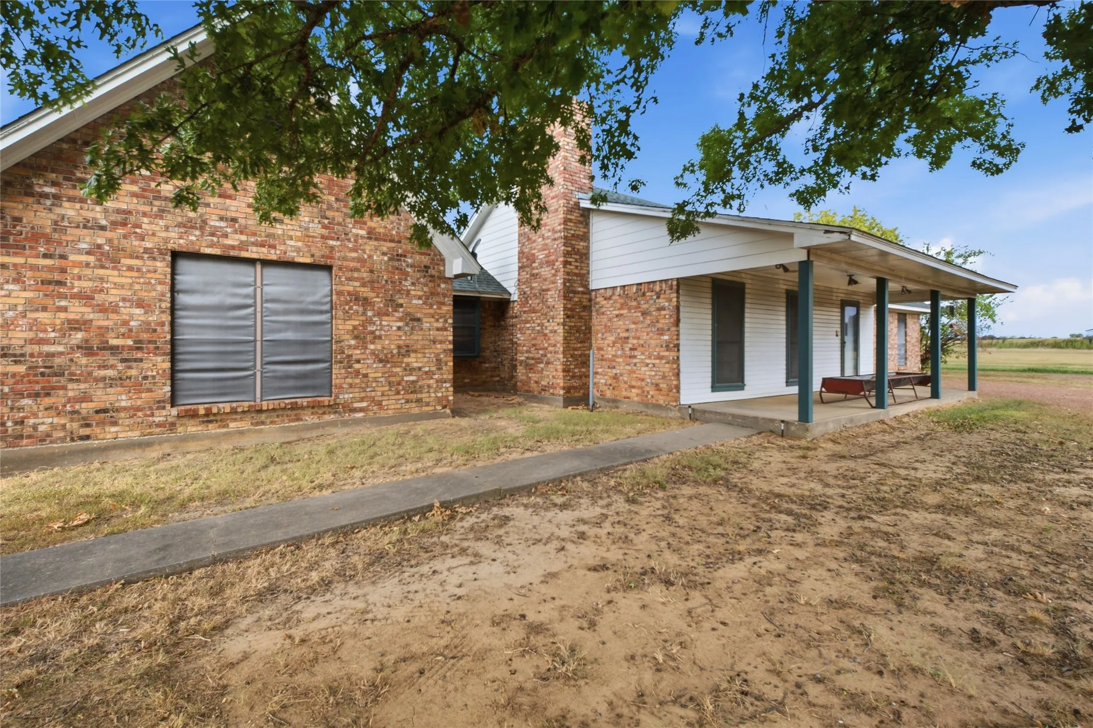Single Family Residence For Sale in Grayson County , 6411 W Line Road, Collinsville, Texas 76240, 4 Bedroom, 2 Bathroom, 2 Garage spaces, 2,104 Sqft, built in 1986, mls#21381674, Real Estate Agent in Collinsville, Homes For Sale in Grayson county, Homes For Sale in Collinsville, Realtor in Collinsville Texas, Real Estate Brokerage Independent Realty Texas, Luminita Cordes Realtor