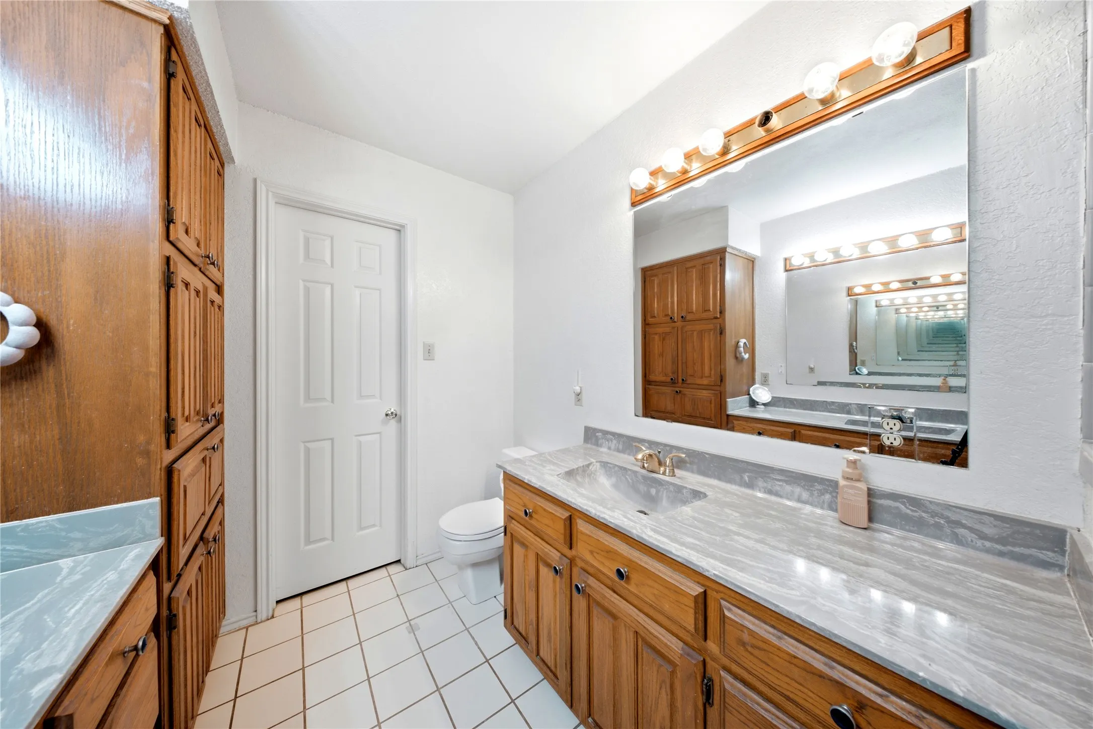 Single Family Residence For Sale in Grayson County , 6411 W Line Road, Collinsville, Texas 76240, 4 Bedroom, 2 Bathroom, 2 Garage spaces, 2,104 Sqft, built in 1986, mls#21381674, Real Estate Agent in Collinsville, Homes For Sale in Grayson county, Homes For Sale in Collinsville, Realtor in Collinsville Texas, Real Estate Brokerage Independent Realty Texas, Luminita Cordes Realtor