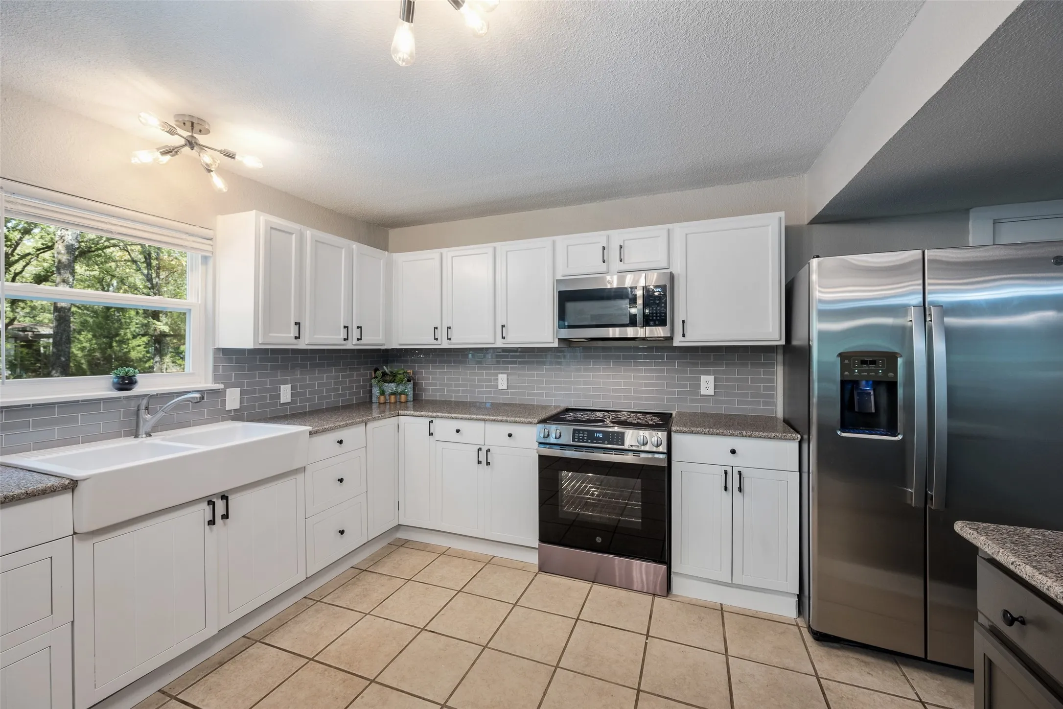 Single Family Residence For Sale in Henderson County , 19865 Leisureland Road, Mabank, Texas 75156, 5 Bedroom, 4 Bathroom, 2 Garage spaces, 2,812 Sqft, built in 1985, mls#21382421, Real Estate Agent in Mabank, Homes For Sale in Henderson county, Homes For Sale in Mabank, Realtor in Mabank Texas, Real Estate Brokerage Independent Realty Texas, Luminita Cordes Realtor