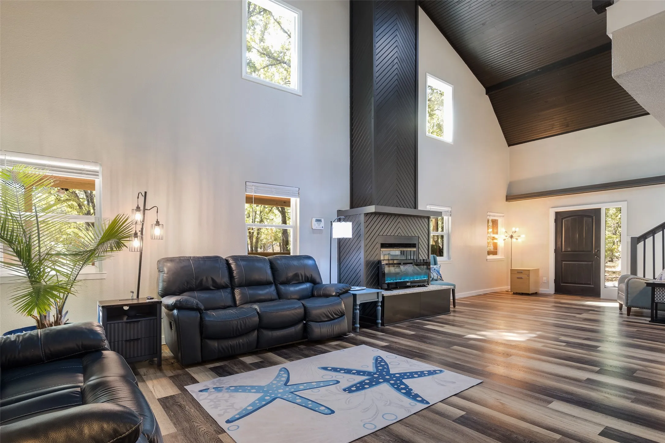 Single Family Residence For Sale in Henderson County , 19865 Leisureland Road, Mabank, Texas 75156, 5 Bedroom, 4 Bathroom, 2 Garage spaces, 2,812 Sqft, built in 1985, mls#21382421, Real Estate Agent in Mabank, Homes For Sale in Henderson county, Homes For Sale in Mabank, Realtor in Mabank Texas, Real Estate Brokerage Independent Realty Texas, Luminita Cordes Realtor