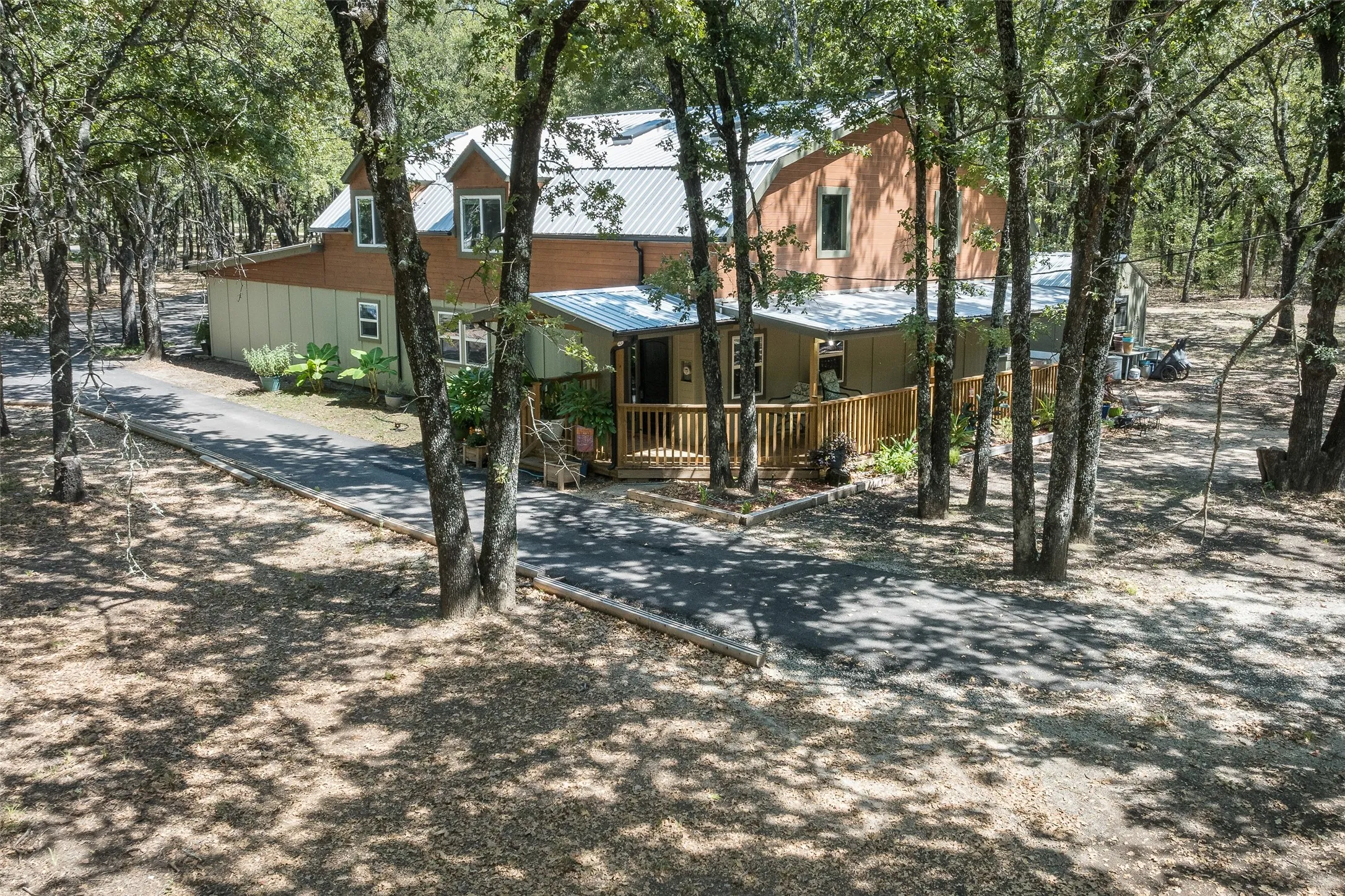 Single Family Residence For Sale in Henderson County , 19865 Leisureland Road, Mabank, Texas 75156, 5 Bedroom, 4 Bathroom, 2 Garage spaces, 2,812 Sqft, built in 1985, mls#21382421, Real Estate Agent in Mabank, Homes For Sale in Henderson county, Homes For Sale in Mabank, Realtor in Mabank Texas, Real Estate Brokerage Independent Realty Texas, Luminita Cordes Realtor