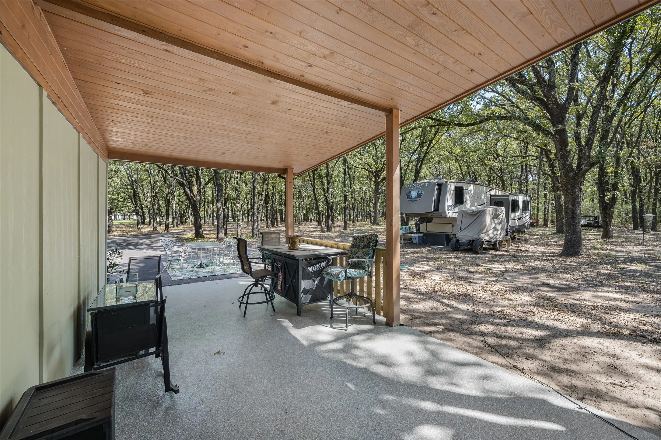 Single Family Residence For Sale in Henderson County , 19865 Leisureland Road, Mabank, Texas 75156, 5 Bedroom, 4 Bathroom, 2 Garage spaces, 2,812 Sqft, built in 1985, mls#21382421, Real Estate Agent in Mabank, Homes For Sale in Henderson county, Homes For Sale in Mabank, Realtor in Mabank Texas, Real Estate Brokerage Independent Realty Texas, Luminita Cordes Realtor