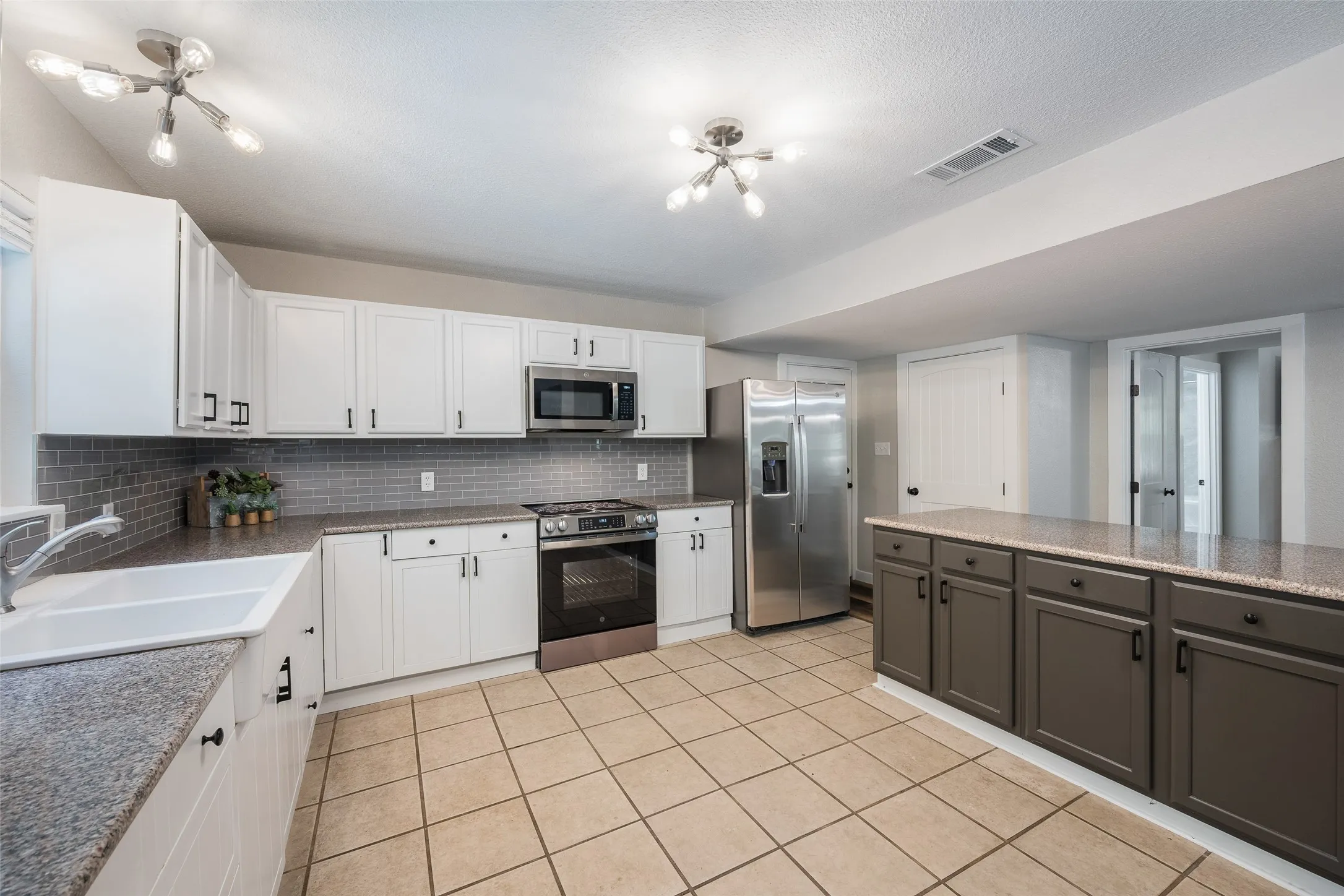 Single Family Residence For Sale in Henderson County , 19865 Leisureland Road, Mabank, Texas 75156, 5 Bedroom, 4 Bathroom, 2 Garage spaces, 2,812 Sqft, built in 1985, mls#21382421, Real Estate Agent in Mabank, Homes For Sale in Henderson county, Homes For Sale in Mabank, Realtor in Mabank Texas, Real Estate Brokerage Independent Realty Texas, Luminita Cordes Realtor
