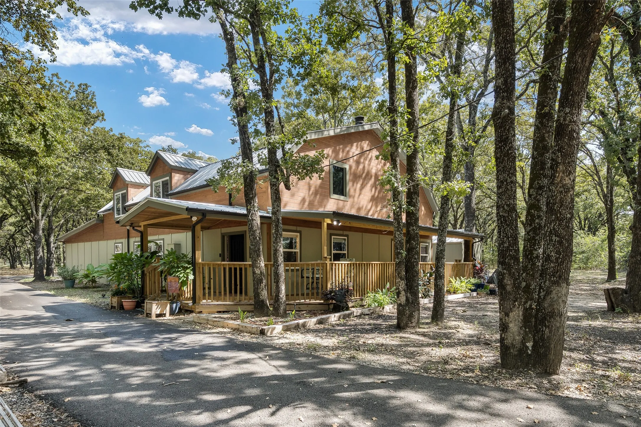 Single Family Residence For Sale in Henderson County , 19865 Leisureland Road, Mabank, Texas 75156, 5 Bedroom, 4 Bathroom, 2 Garage spaces, 2,812 Sqft, built in 1985, mls#21382421, Real Estate Agent in Mabank, Homes For Sale in Henderson county, Homes For Sale in Mabank, Realtor in Mabank Texas, Real Estate Brokerage Independent Realty Texas, Luminita Cordes Realtor