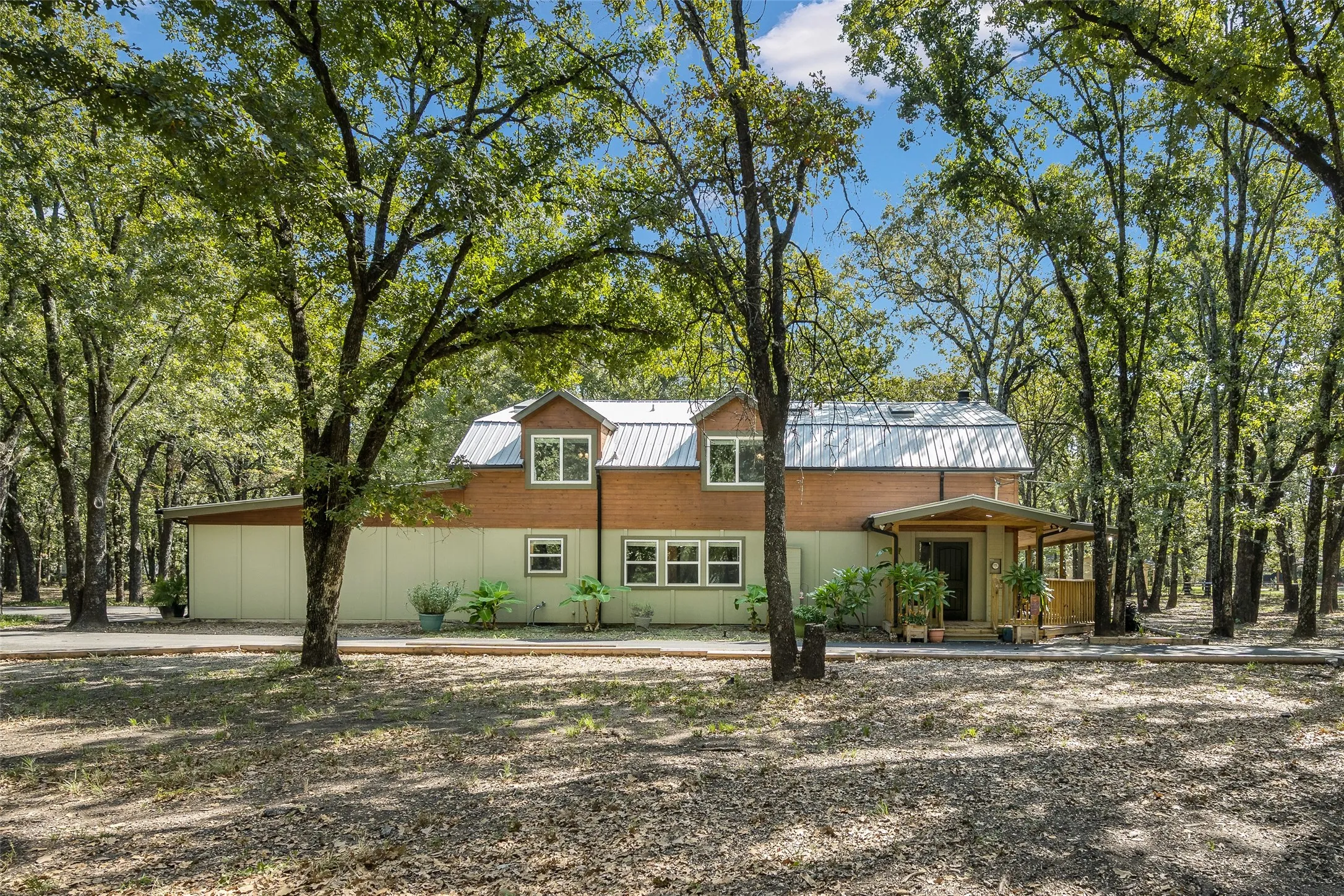 Single Family Residence For Sale in Henderson County , 19865 Leisureland Road, Mabank, Texas 75156, 5 Bedroom, 4 Bathroom, 2 Garage spaces, 2,812 Sqft, built in 1985, mls#21382421, Real Estate Agent in Mabank, Homes For Sale in Henderson county, Homes For Sale in Mabank, Realtor in Mabank Texas, Real Estate Brokerage Independent Realty Texas, Luminita Cordes Realtor