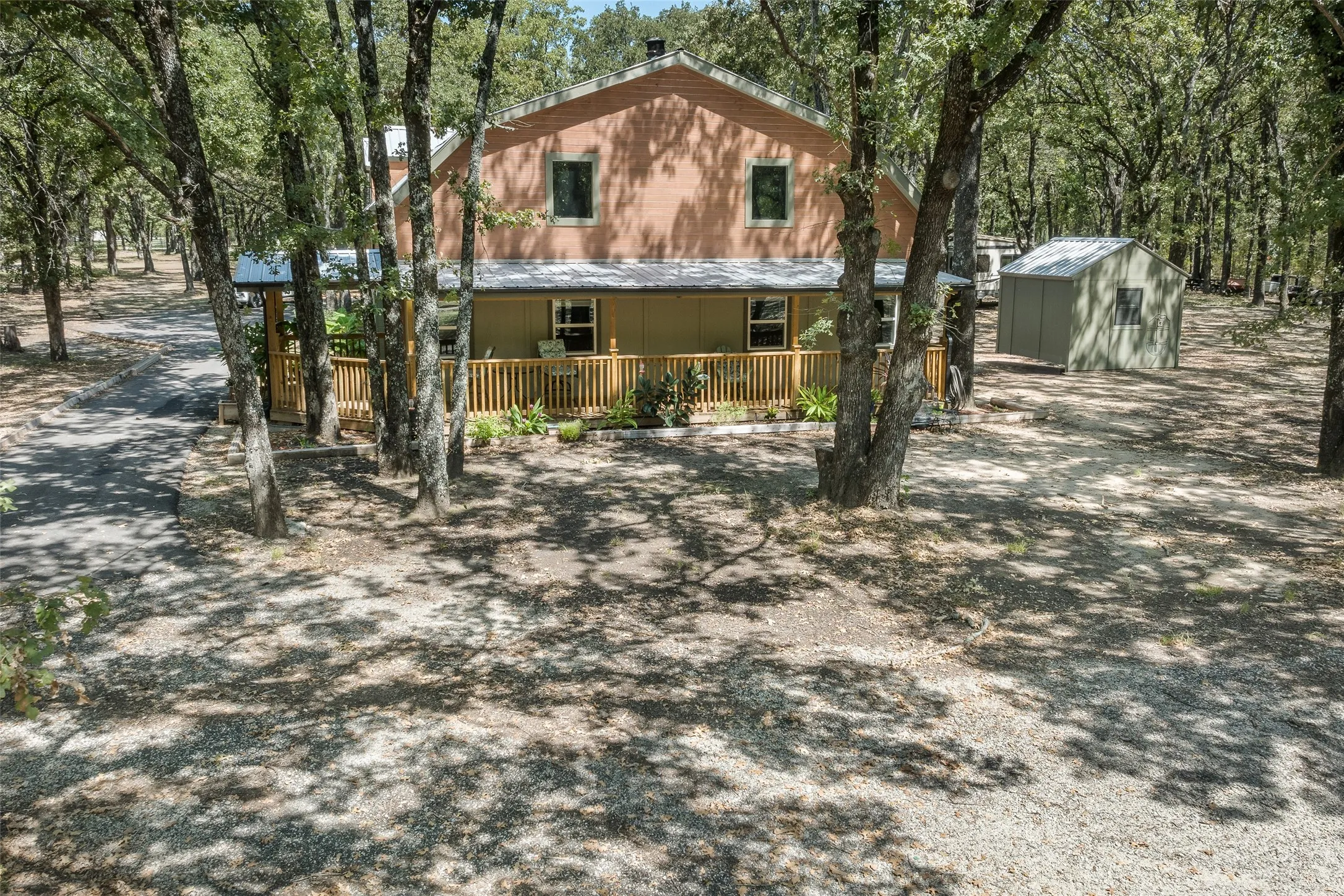 Single Family Residence For Sale in Henderson County , 19865 Leisureland Road, Mabank, Texas 75156, 5 Bedroom, 4 Bathroom, 2 Garage spaces, 2,812 Sqft, built in 1985, mls#21382421, Real Estate Agent in Mabank, Homes For Sale in Henderson county, Homes For Sale in Mabank, Realtor in Mabank Texas, Real Estate Brokerage Independent Realty Texas, Luminita Cordes Realtor