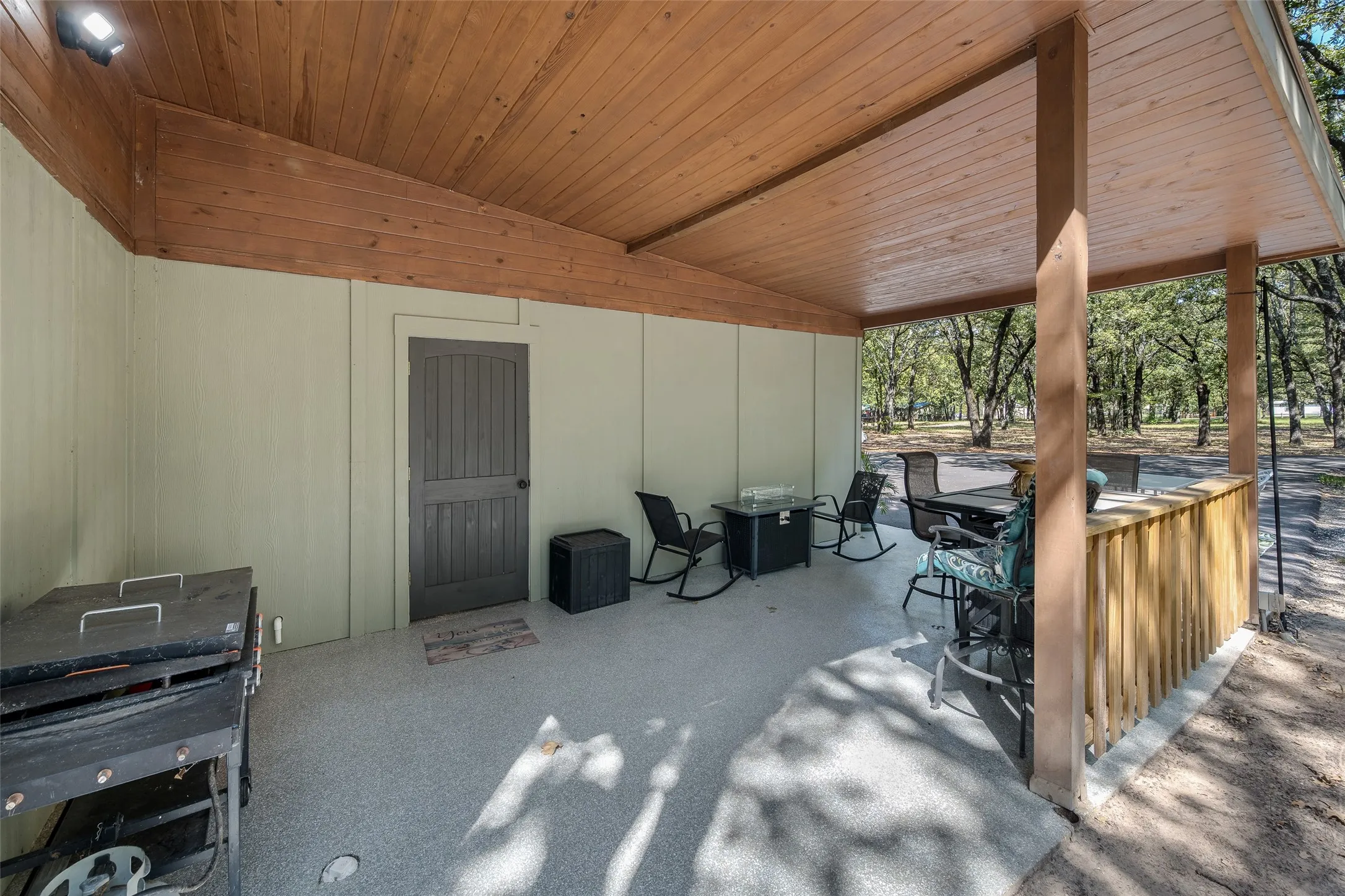 Single Family Residence For Sale in Henderson County , 19865 Leisureland Road, Mabank, Texas 75156, 5 Bedroom, 4 Bathroom, 2 Garage spaces, 2,812 Sqft, built in 1985, mls#21382421, Real Estate Agent in Mabank, Homes For Sale in Henderson county, Homes For Sale in Mabank, Realtor in Mabank Texas, Real Estate Brokerage Independent Realty Texas, Luminita Cordes Realtor