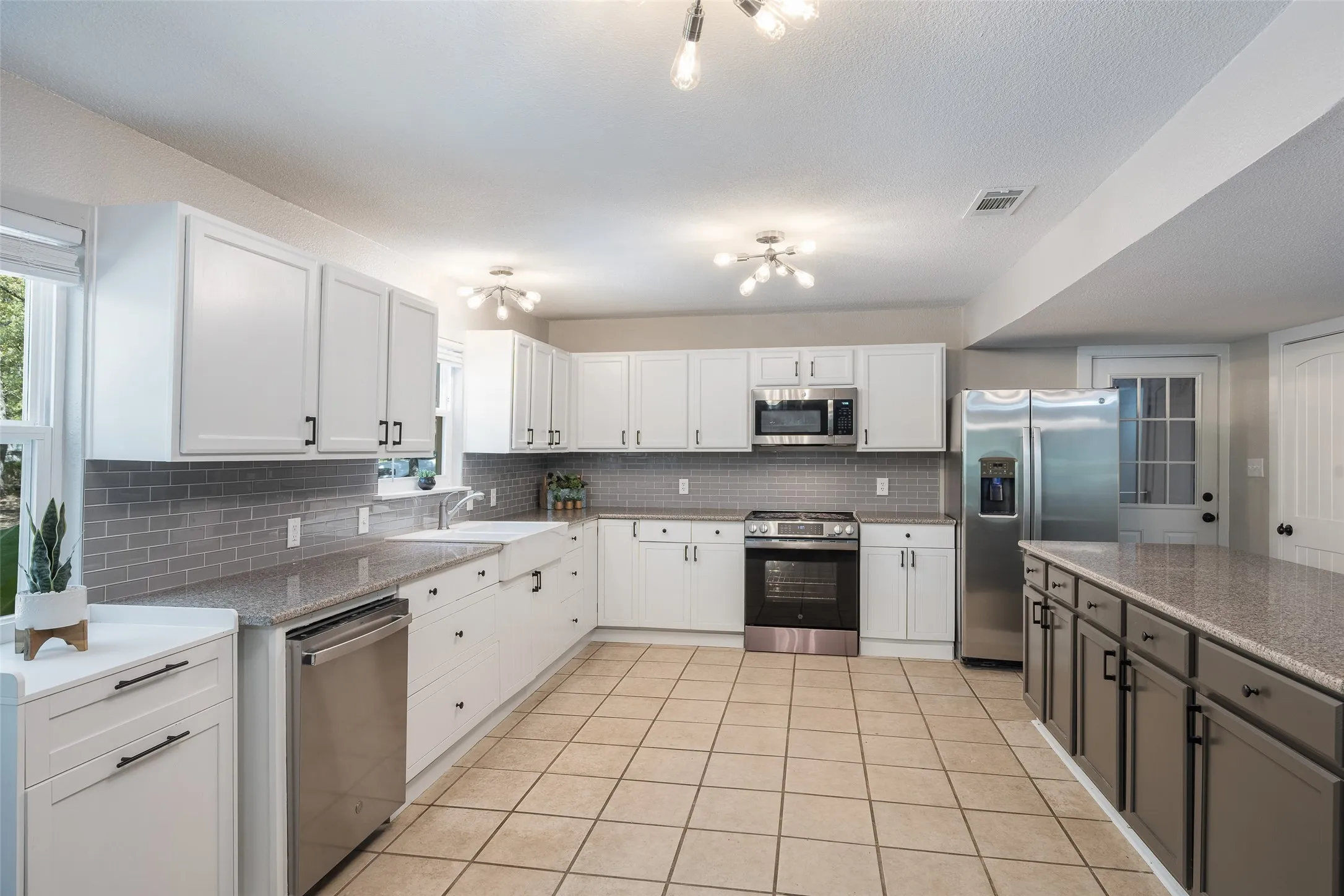 Single Family Residence For Sale in Henderson County , 19865 Leisureland Road, Mabank, Texas 75156, 5 Bedroom, 4 Bathroom, 2 Garage spaces, 2,812 Sqft, built in 1985, mls#21382421, Real Estate Agent in Mabank, Homes For Sale in Henderson county, Homes For Sale in Mabank, Realtor in Mabank Texas, Real Estate Brokerage Independent Realty Texas, Luminita Cordes Realtor
