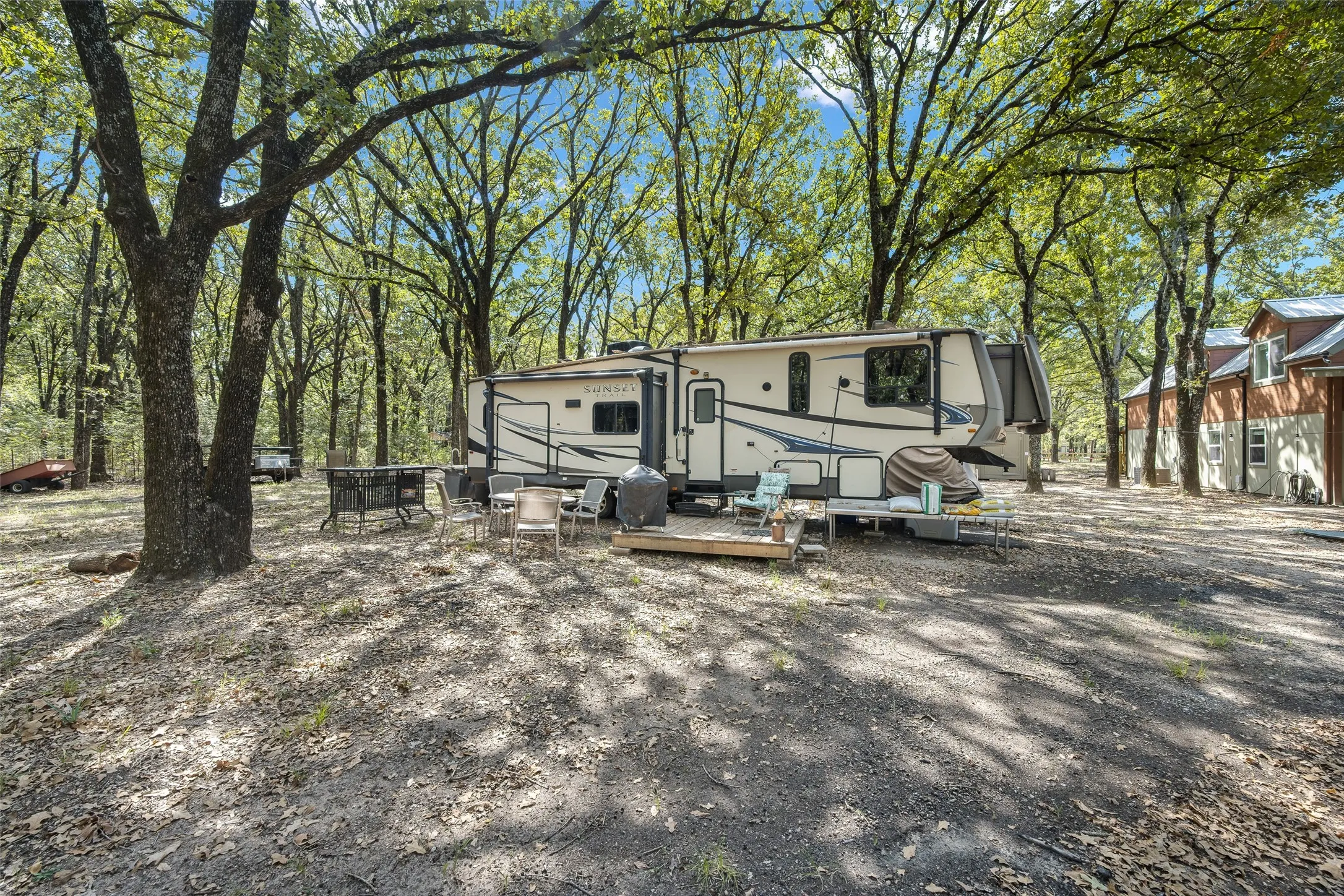 Single Family Residence For Sale in Henderson County , 19865 Leisureland Road, Mabank, Texas 75156, 5 Bedroom, 4 Bathroom, 2 Garage spaces, 2,812 Sqft, built in 1985, mls#21382421, Real Estate Agent in Mabank, Homes For Sale in Henderson county, Homes For Sale in Mabank, Realtor in Mabank Texas, Real Estate Brokerage Independent Realty Texas, Luminita Cordes Realtor