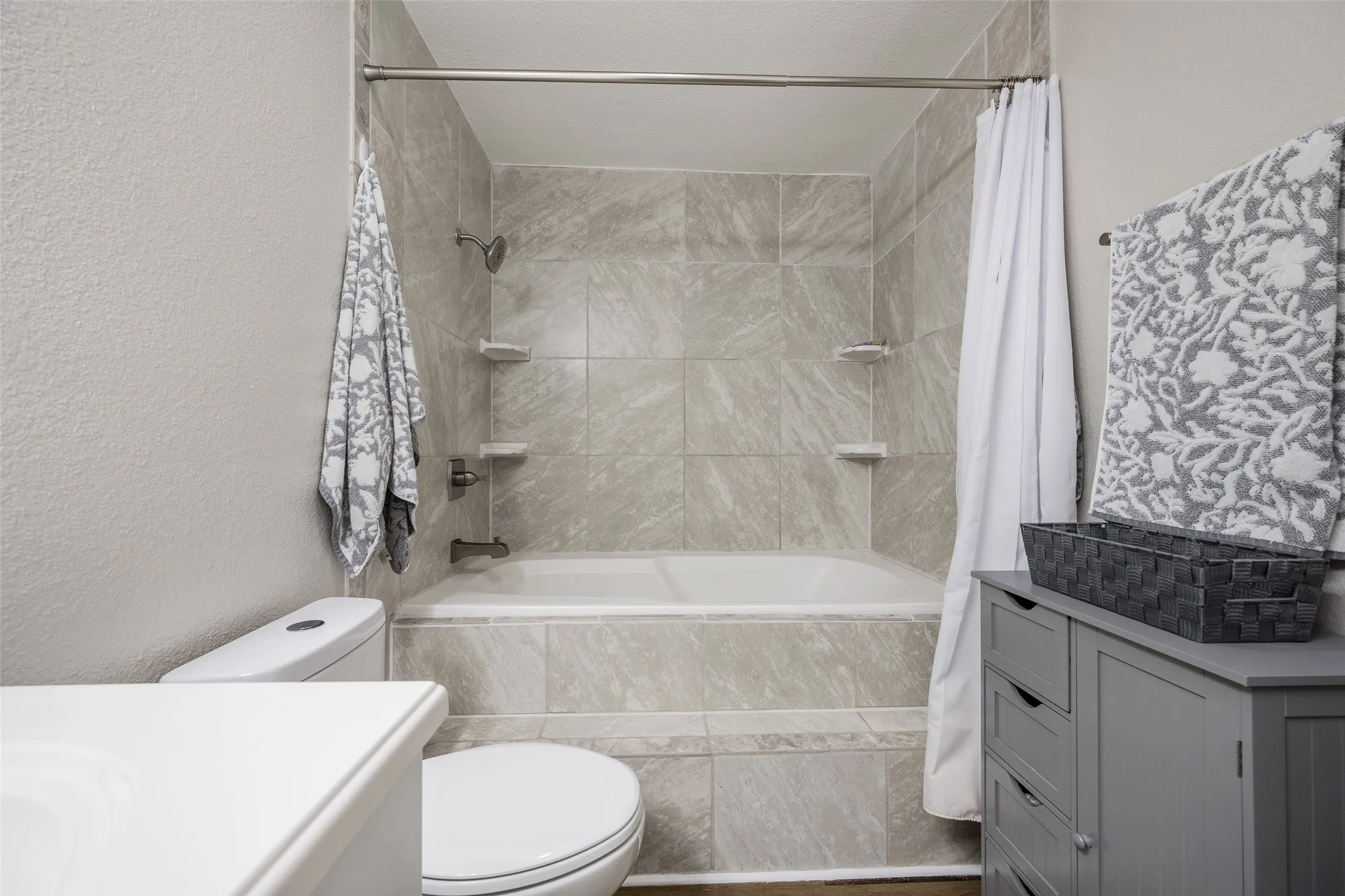 Single Family Residence For Sale in Henderson County , 19865 Leisureland Road, Mabank, Texas 75156, 5 Bedroom, 4 Bathroom, 2 Garage spaces, 2,812 Sqft, built in 1985, mls#21382421, Real Estate Agent in Mabank, Homes For Sale in Henderson county, Homes For Sale in Mabank, Realtor in Mabank Texas, Real Estate Brokerage Independent Realty Texas, Luminita Cordes Realtor