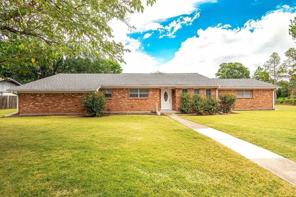 Single Family Residence For Sale in Hunt County , 3005 Choctaw Road, Commerce, Texas 75428, 4 Bedroom, 2 Bathroom, 2 Garage spaces, 2,833 Sqft, built in 1970, mls#21383032, Real Estate Agent in Commerce, Homes For Sale in Hunt county, Homes For Sale in Commerce, Realtor in Commerce Texas, Real Estate Brokerage Independent Realty Texas, Luminita Cordes Realtor