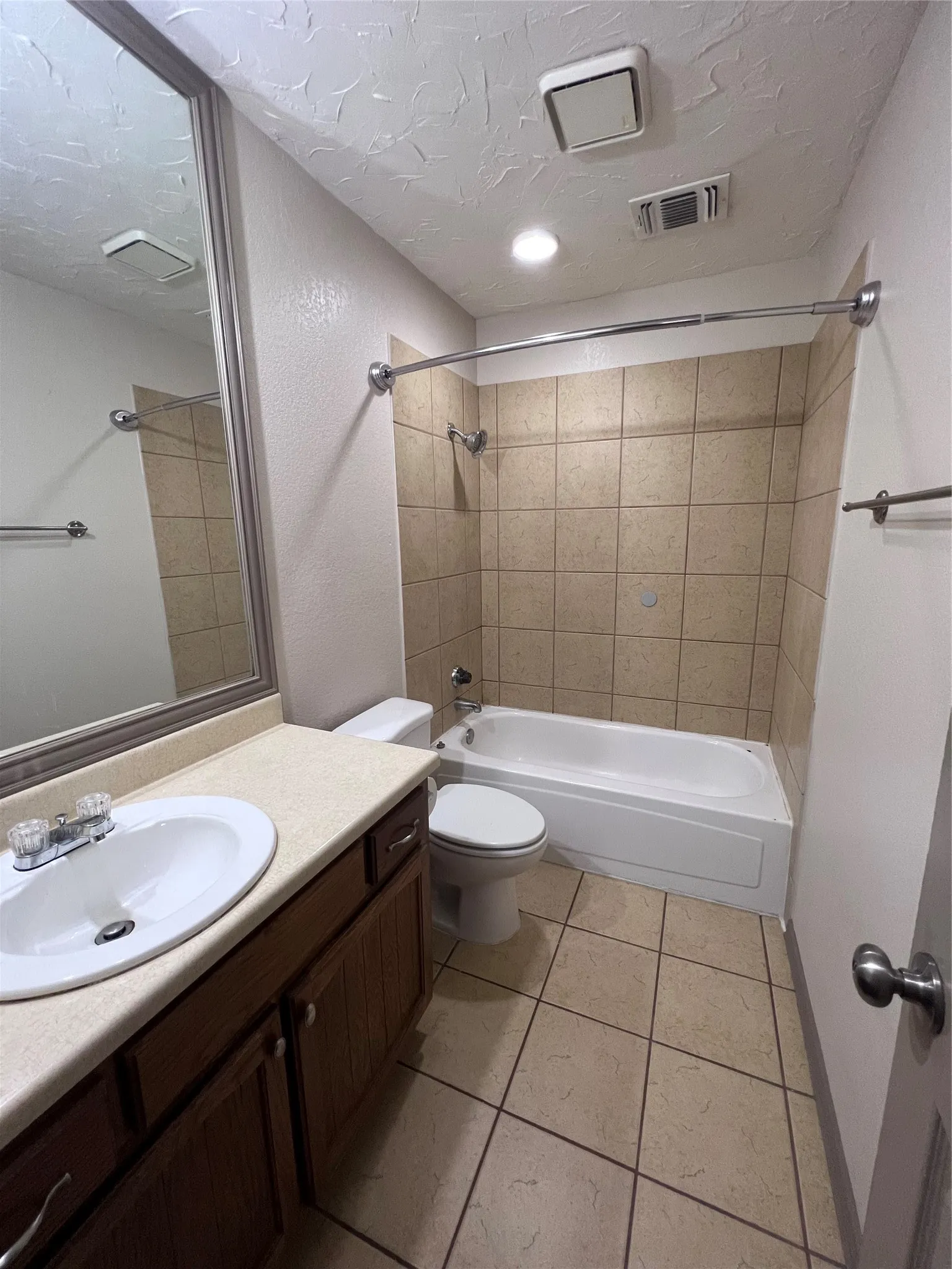 Duplex For Rent in Tarrant County , 11913 Metmora Court, Fort Worth, Texas 76008, 3 Bedroom, 2 Bathroom, 1 Garage spaces, 1,015 Sqft, built in 1985, mls#21385002, Real Estate Agent in Fort Worth, Homes For Rent in Tarrant county, Homes For Rent in Fort Worth, Realtor in Fort Worth Texas, Real Estate Brokerage Independent Realty Texas, Luminita Cordes Realtor