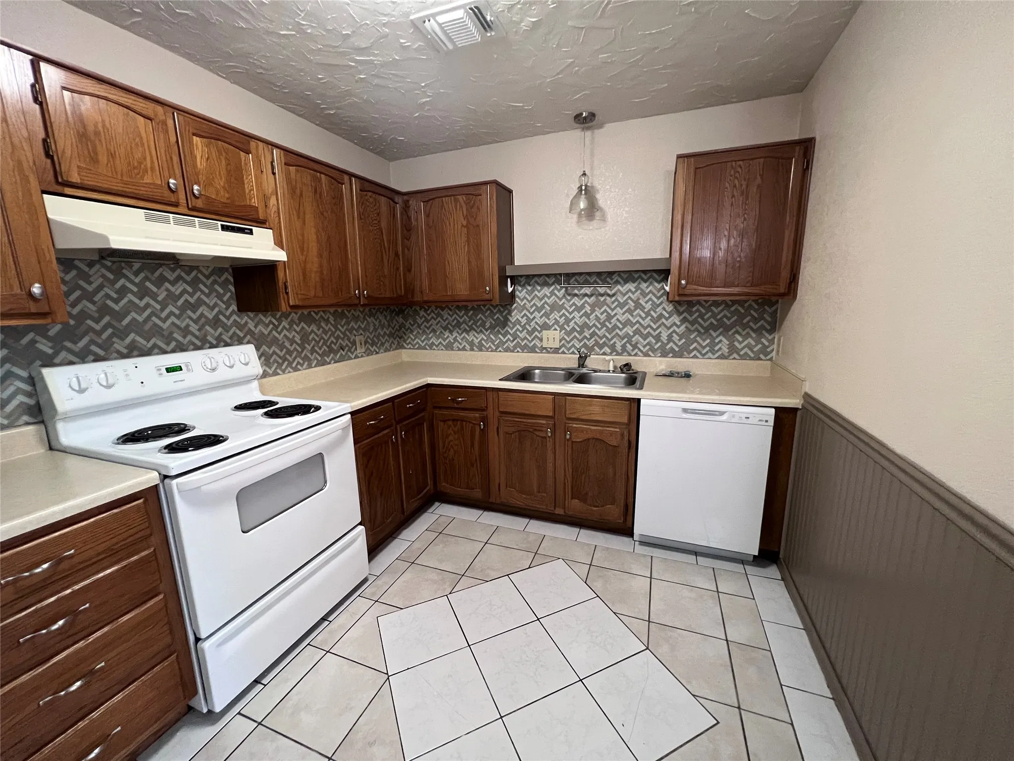 Duplex For Rent in Tarrant County , 11913 Metmora Court, Fort Worth, Texas 76008, 3 Bedroom, 2 Bathroom, 1 Garage spaces, 1,015 Sqft, built in 1985, mls#21385002, Real Estate Agent in Fort Worth, Homes For Rent in Tarrant county, Homes For Rent in Fort Worth, Realtor in Fort Worth Texas, Real Estate Brokerage Independent Realty Texas, Luminita Cordes Realtor