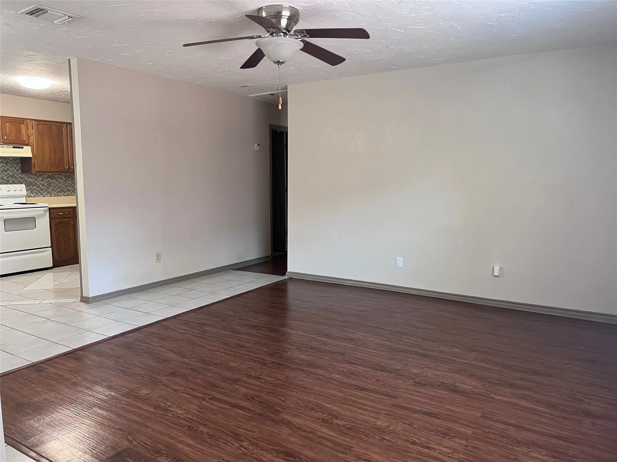 Duplex For Rent in Tarrant County , 11913 Metmora Court, Fort Worth, Texas 76008, 3 Bedroom, 2 Bathroom, 1 Garage spaces, 1,015 Sqft, built in 1985, mls#21385002, Real Estate Agent in Fort Worth, Homes For Rent in Tarrant county, Homes For Rent in Fort Worth, Realtor in Fort Worth Texas, Real Estate Brokerage Independent Realty Texas, Luminita Cordes Realtor