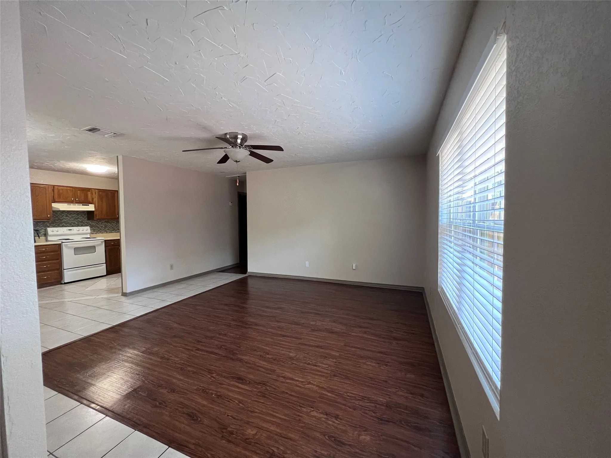 Duplex For Rent in Tarrant County , 11913 Metmora Court, Fort Worth, Texas 76008, 3 Bedroom, 2 Bathroom, 1 Garage spaces, 1,015 Sqft, built in 1985, mls#21385002, Real Estate Agent in Fort Worth, Homes For Rent in Tarrant county, Homes For Rent in Fort Worth, Realtor in Fort Worth Texas, Real Estate Brokerage Independent Realty Texas, Luminita Cordes Realtor