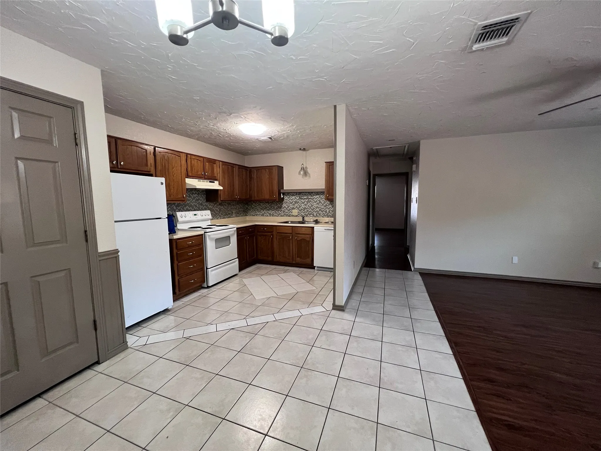 Duplex For Rent in Tarrant County , 11913 Metmora Court, Fort Worth, Texas 76008, 3 Bedroom, 2 Bathroom, 1 Garage spaces, 1,015 Sqft, built in 1985, mls#21385002, Real Estate Agent in Fort Worth, Homes For Rent in Tarrant county, Homes For Rent in Fort Worth, Realtor in Fort Worth Texas, Real Estate Brokerage Independent Realty Texas, Luminita Cordes Realtor