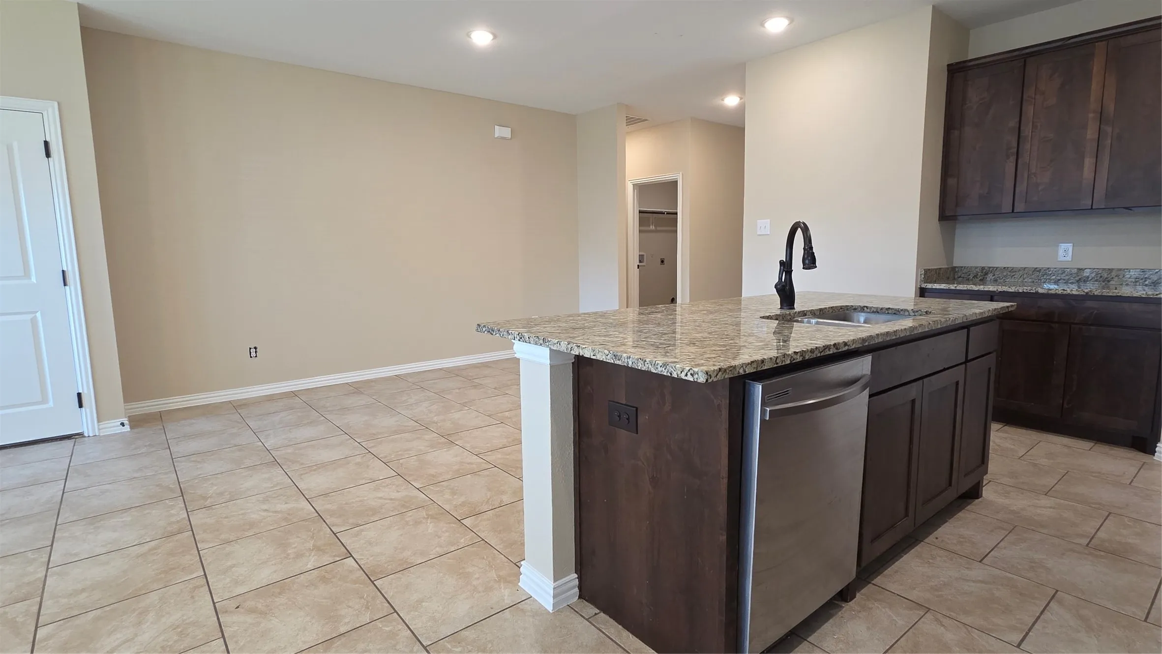 Single Family Residence For Rent in Hunt County , 4007 Wellington Street, Greenville, Texas 75401, 3 Bedroom, 2 Bathroom, 2 Garage spaces, 1,461 Sqft, built in 2021, mls#21370774, Real Estate Agent in Greenville, Homes For Rent in Hunt county, Homes For Rent in Greenville, Realtor in Greenville Texas, Real Estate Brokerage Independent Realty Texas, Luminita Cordes Realtor