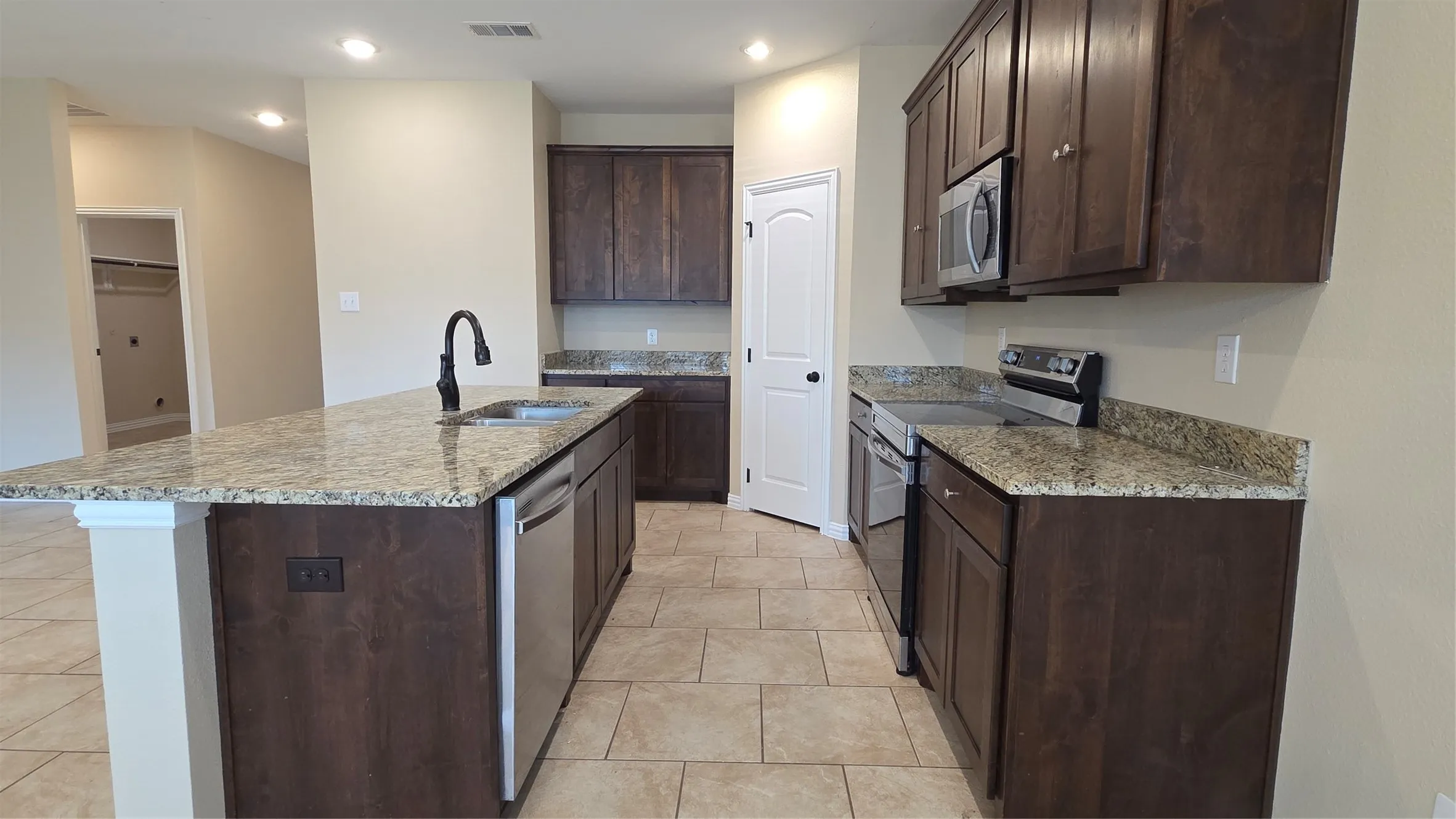Single Family Residence For Rent in Hunt County , 4007 Wellington Street, Greenville, Texas 75401, 3 Bedroom, 2 Bathroom, 2 Garage spaces, 1,461 Sqft, built in 2021, mls#21370774, Real Estate Agent in Greenville, Homes For Rent in Hunt county, Homes For Rent in Greenville, Realtor in Greenville Texas, Real Estate Brokerage Independent Realty Texas, Luminita Cordes Realtor