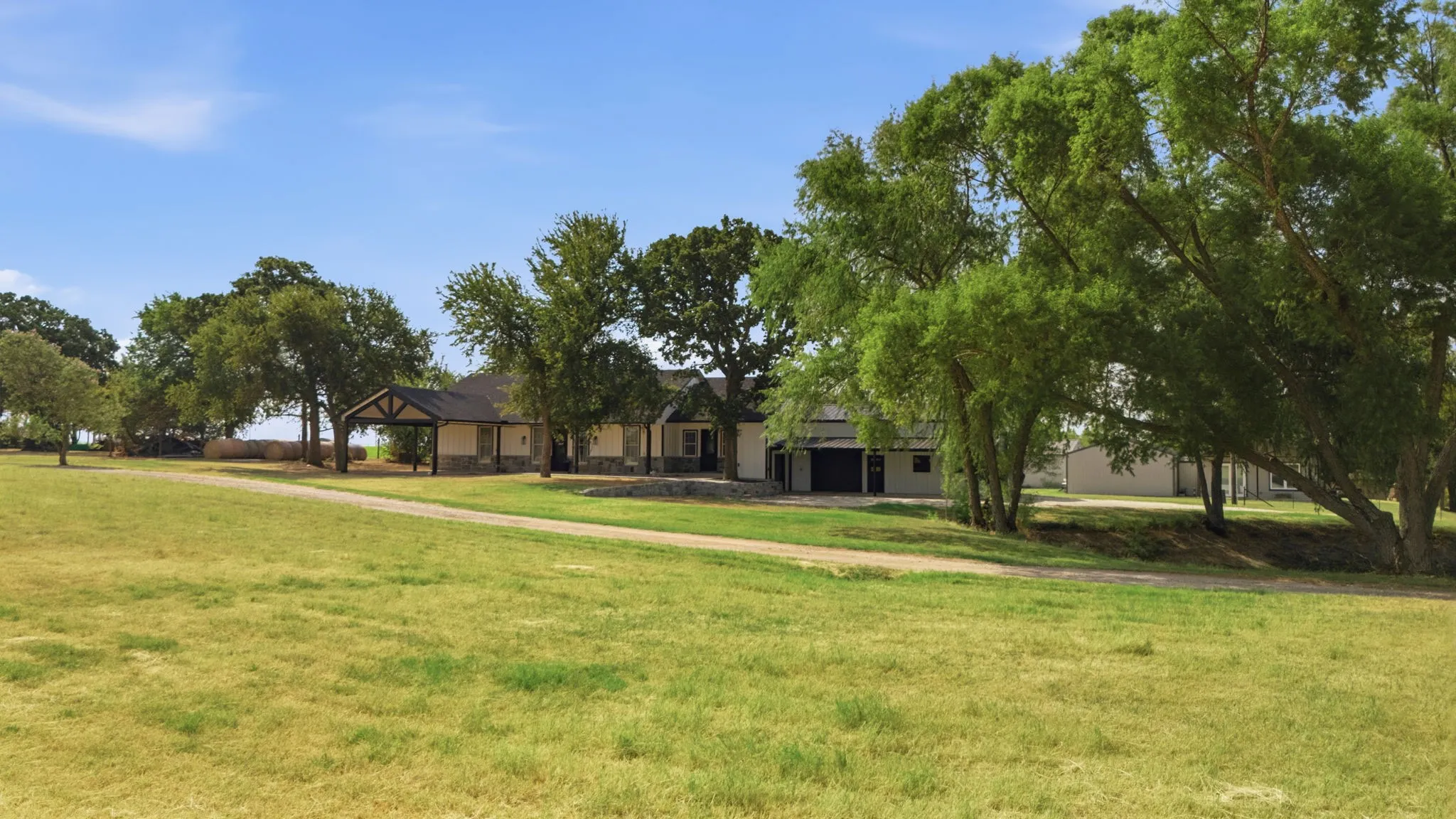Single Family Residence For Sale in Denton County , 5480 New Hope Road, Aubrey, Texas 76227, 4 Bedroom, 3 Bathroom, 3 Garage spaces, 2,600 Sqft, built in 2009, mls#21384668, Real Estate Agent in Aubrey, Homes For Sale in Denton county, Homes For Sale in Aubrey, Realtor in Aubrey Texas, Real Estate Brokerage Independent Realty Texas, Luminita Cordes Realtor