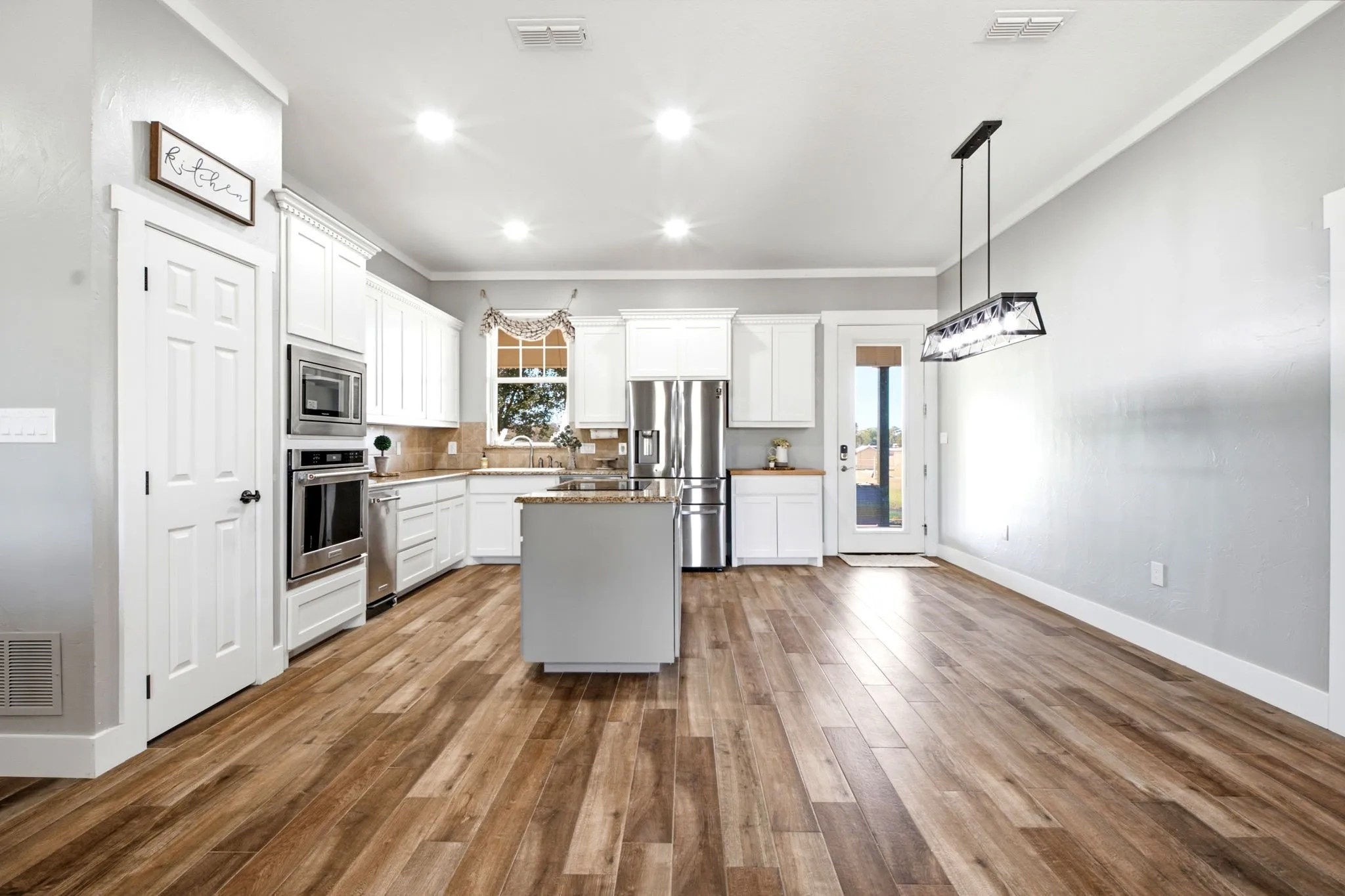 Single Family Residence For Sale in Denton County , 5480 New Hope Road, Aubrey, Texas 76227, 4 Bedroom, 3 Bathroom, 3 Garage spaces, 2,600 Sqft, built in 2009, mls#21384668, Real Estate Agent in Aubrey, Homes For Sale in Denton county, Homes For Sale in Aubrey, Realtor in Aubrey Texas, Real Estate Brokerage Independent Realty Texas, Luminita Cordes Realtor