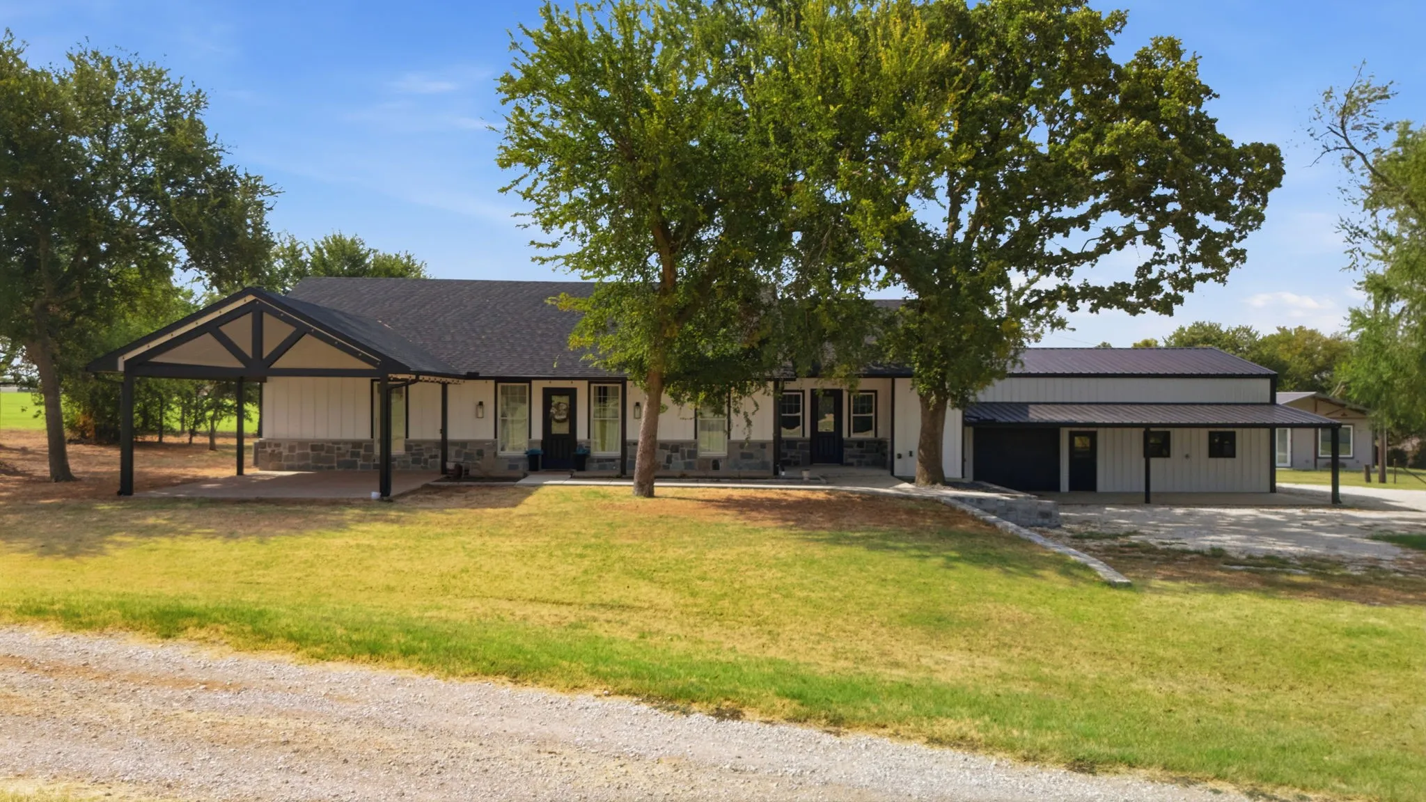 Single Family Residence For Sale in Denton County , 5480 New Hope Road, Aubrey, Texas 76227, 4 Bedroom, 3 Bathroom, 3 Garage spaces, 2,600 Sqft, built in 2009, mls#21384668, Real Estate Agent in Aubrey, Homes For Sale in Denton county, Homes For Sale in Aubrey, Realtor in Aubrey Texas, Real Estate Brokerage Independent Realty Texas, Luminita Cordes Realtor