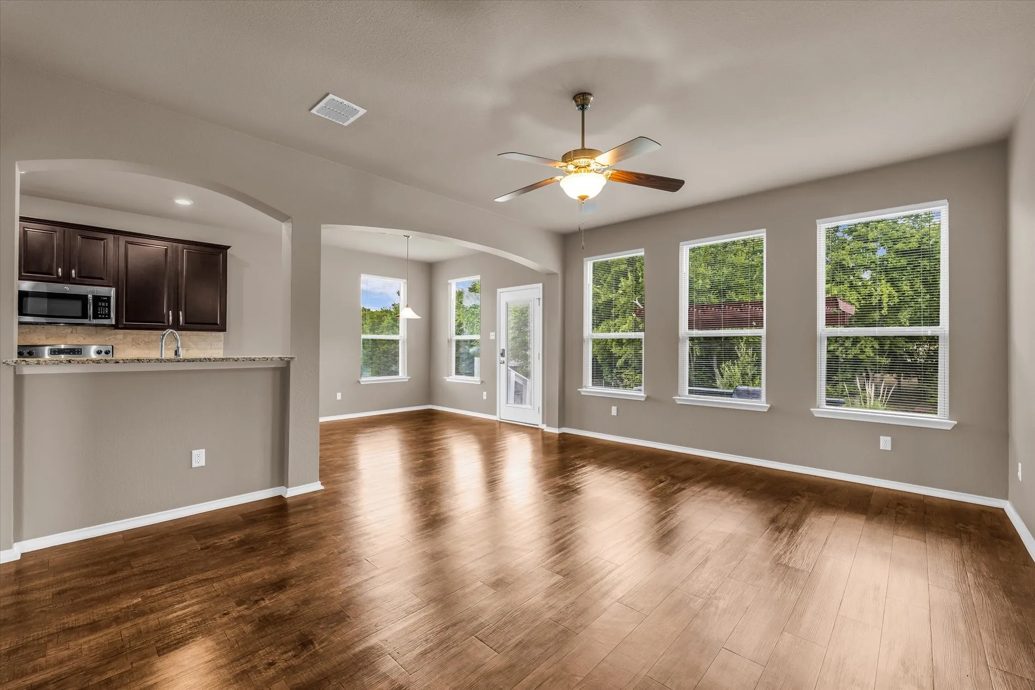 Single Family Residence For Sale in Mc Lennan County , 202 Milky Way, Bruceville, Texas 76630, 4 Bedroom, 3 Bathroom, 2 Garage spaces, 2,660 Sqft, built in 2017, mls#21384861, Real Estate Agent in Bruceville, Homes For Sale in Mc Lennan county, Homes For Sale in Bruceville, Realtor in Bruceville Texas, Real Estate Brokerage Independent Realty Texas, Luminita Cordes Realtor
