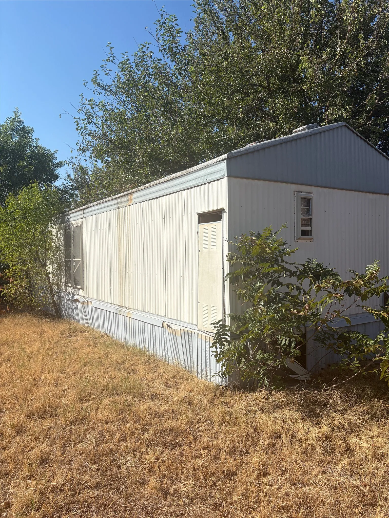 Mobile Home For Sale in Wichita County , 1026 Yucca Street, Burkburnett, Texas 76354, 3 Bedroom, 2 Bathroom, Garage spaces, 1,216 Sqft, built in 1995, mls#21384972, Real Estate Agent in Burkburnett, Homes For Sale in Wichita county, Homes For Sale in Burkburnett, Realtor in Burkburnett Texas, Real Estate Brokerage Independent Realty Texas, Luminita Cordes Realtor