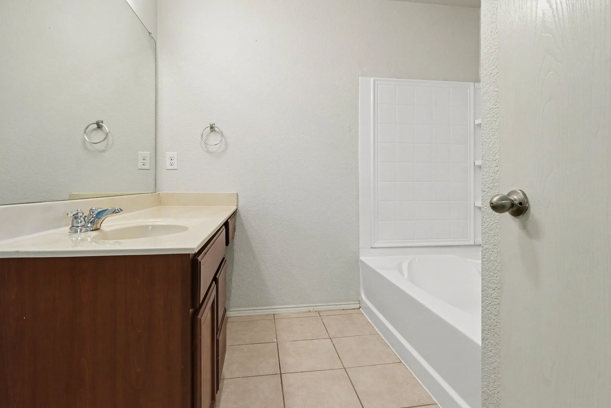 Single Family Residence For Sale in Kaufman County , 246 Willow Creek Lane, Terrell, Texas 75160, 3 Bedroom, 2 Bathroom, 2 Garage spaces, 1,234 Sqft, built in 2017, mls#21384733, Real Estate Agent in Terrell, Homes For Sale in Kaufman county, Homes For Sale in Terrell, Realtor in Terrell Texas, Real Estate Brokerage Independent Realty Texas, Luminita Cordes Realtor