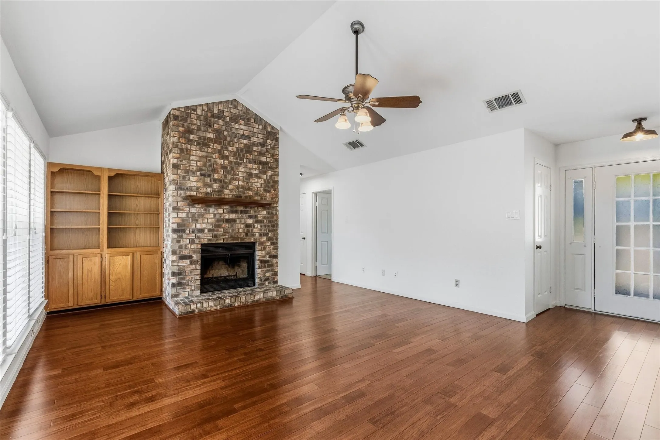 Single Family Residence For Rent in Dallas County , 266 Barclay Avenue, Coppell, Texas 75019, 3 Bedroom, 2 Bathroom, 2 Garage spaces, 1,599 Sqft, built in 1985, mls#21384246, Real Estate Agent in Coppell, Homes For Rent in Dallas county, Homes For Rent in Coppell, Realtor in Coppell Texas, Real Estate Brokerage Independent Realty Texas, Luminita Cordes Realtor